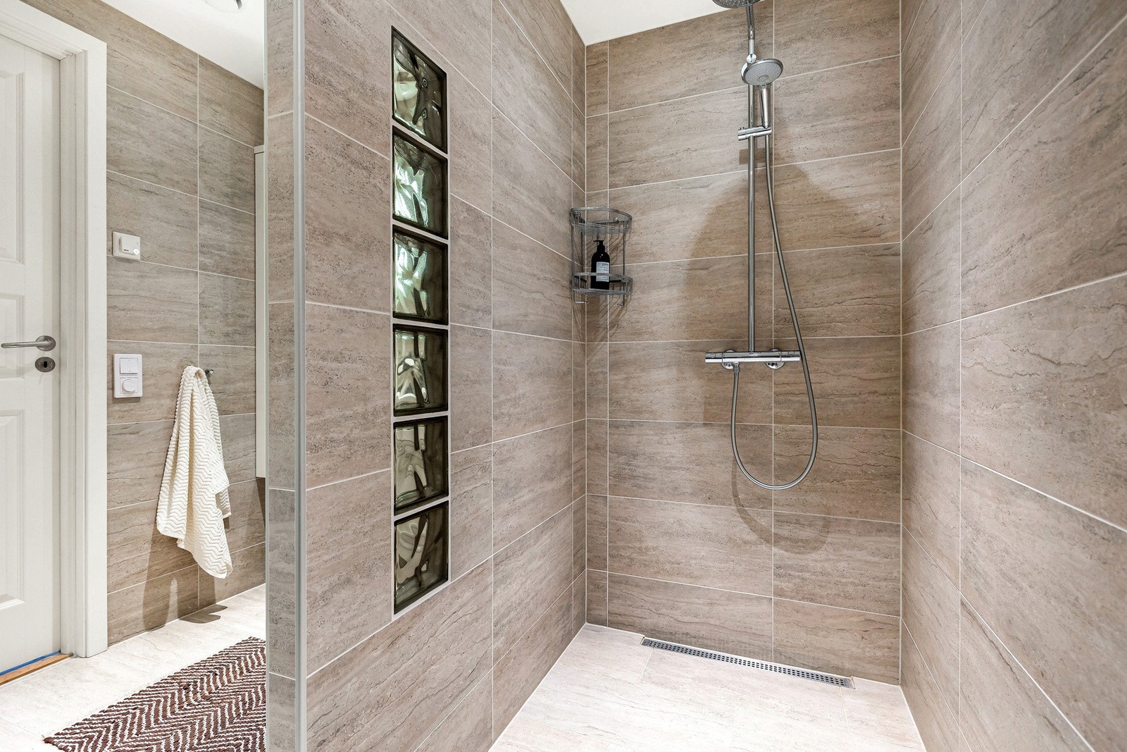 Romslig og god dusjnisje med glassbyggerstein mot servantddelen. Galleribilde