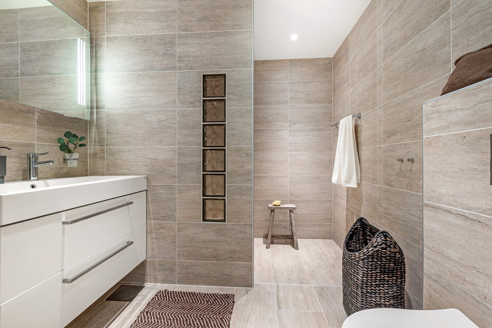 Dusjnisjen er avgrenset, og det veggmonterte toalettet bidrar til enkel rengjøring av gulvet Galleribilde