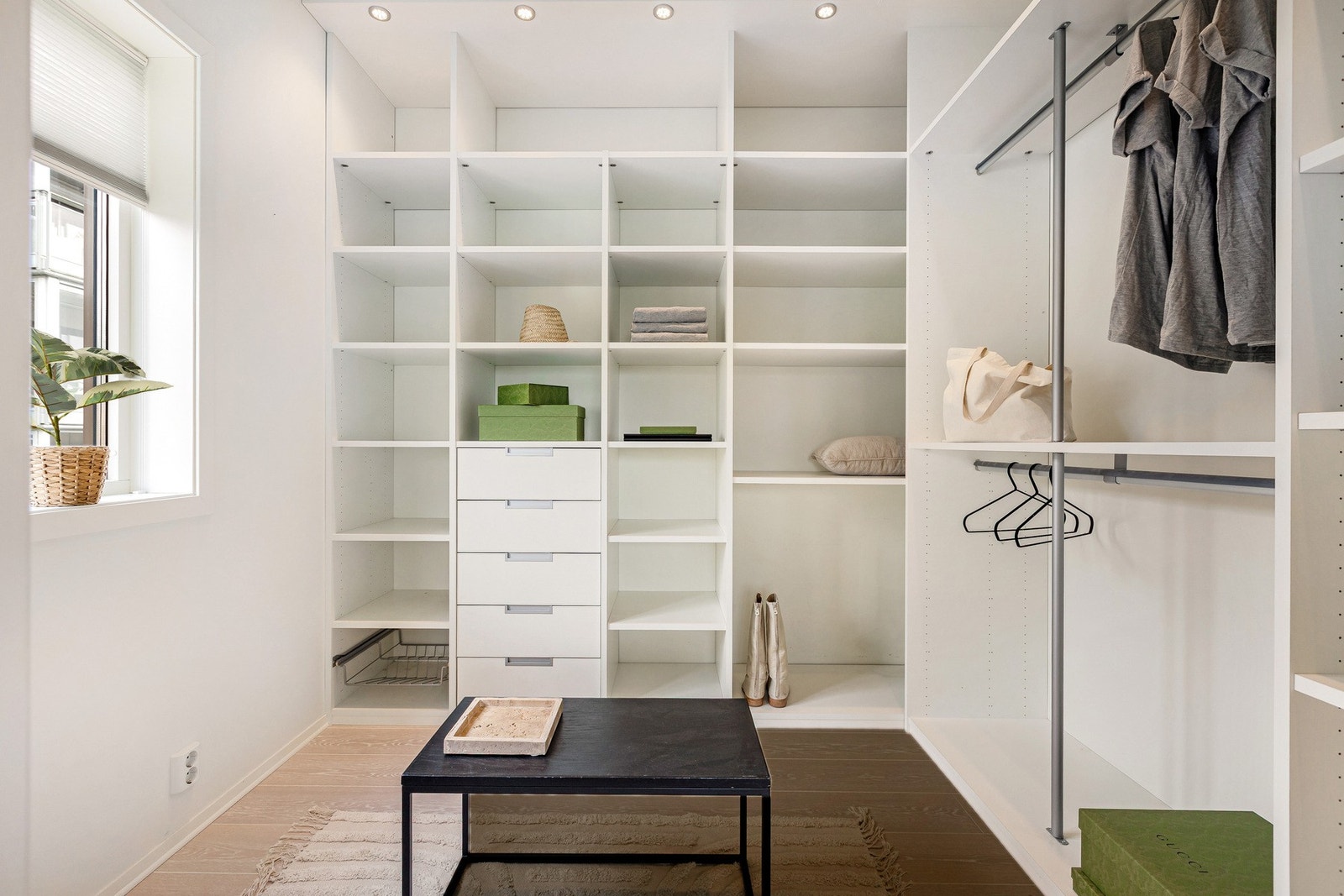 Her er det rikelig med oppbevaringsplass uten å ta for mye av gulvarealet, noe som gjør det enkelt å organisere klær og tilbehør. Galleribilde