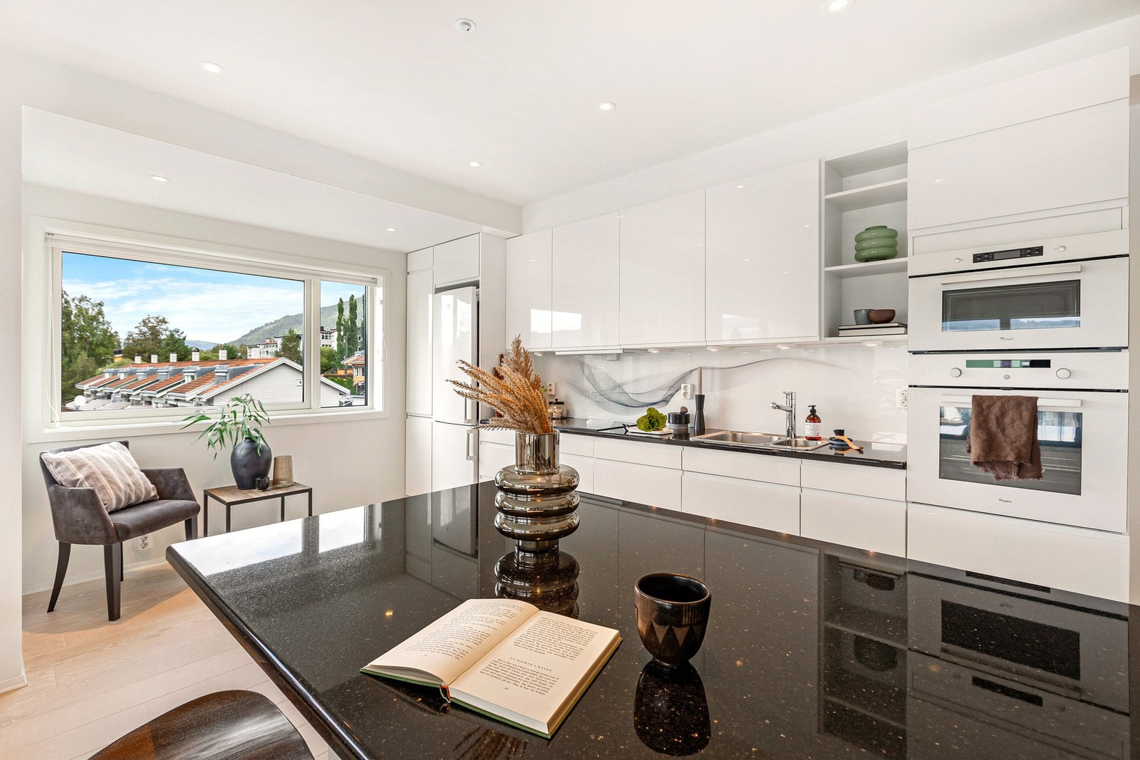 Delikat og påkostet innredning med alle hvitevarer innebygget. Galleribilde