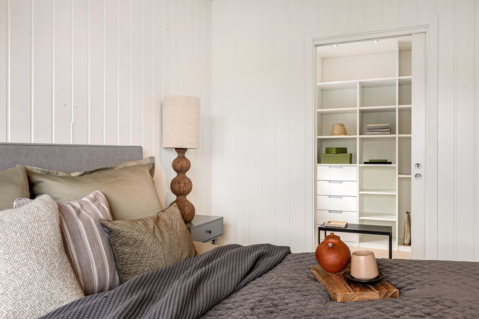 Fra hovedsoverommet er det tilgang til egen walk-in closet rom. Galleribilde