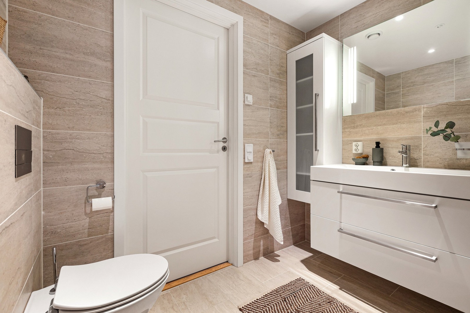 Flisene på veggene og det malte taket skaper et rent og tidsriktig uttrykk. Galleribilde