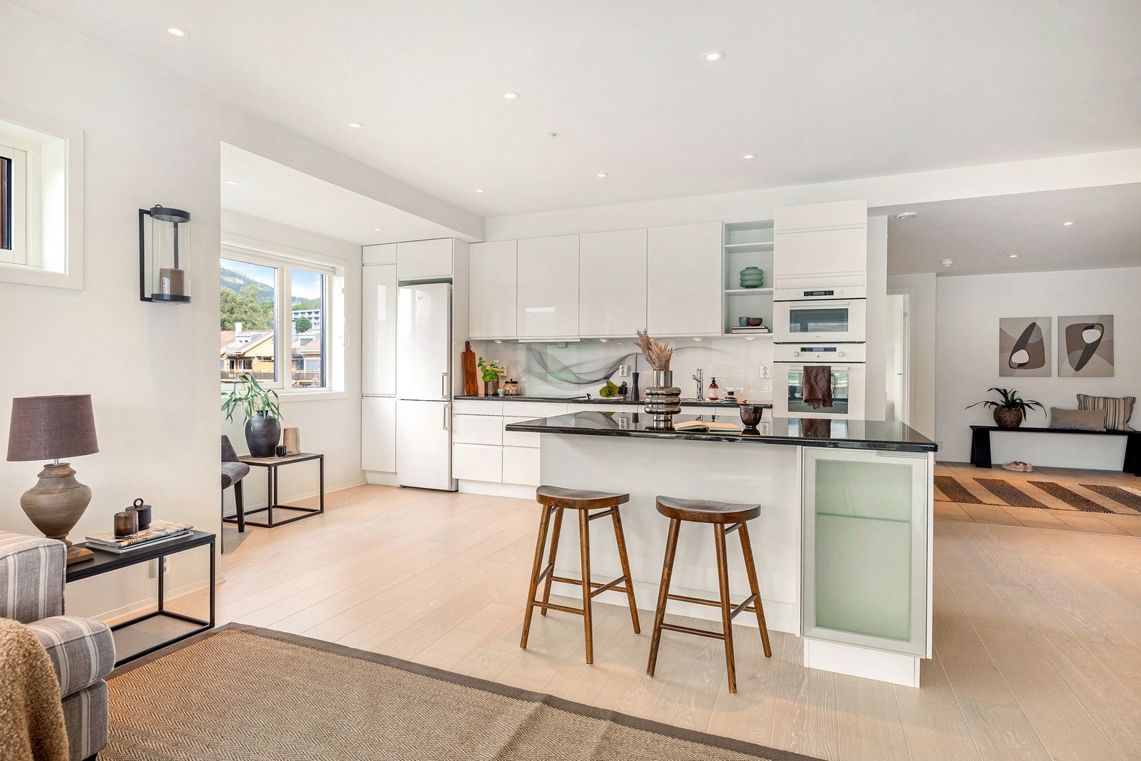 Praktisk romdeler i form av kjøkkenøy. Innredning har høyglans innredning med innebygde hvitevarer. Galleribilde