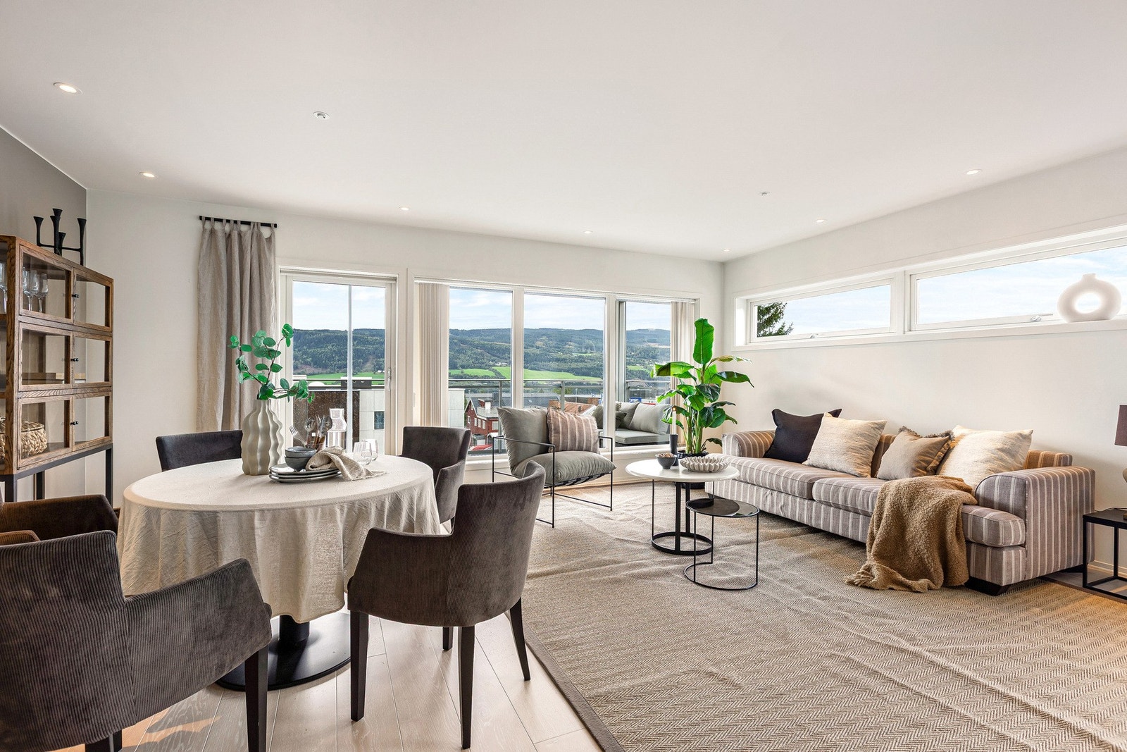 Stuen er romslig og har en åpen planløsning som gir deg frihet til å innrede etter eget behov. Galleribilde