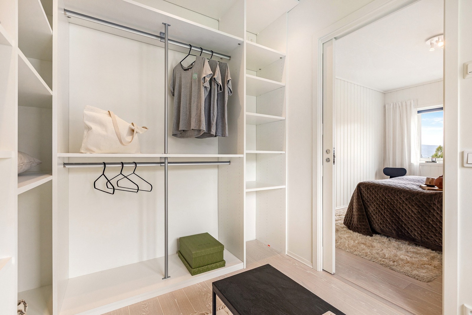 Rommene er adskilt med praktisk skyvedør. Galleribilde