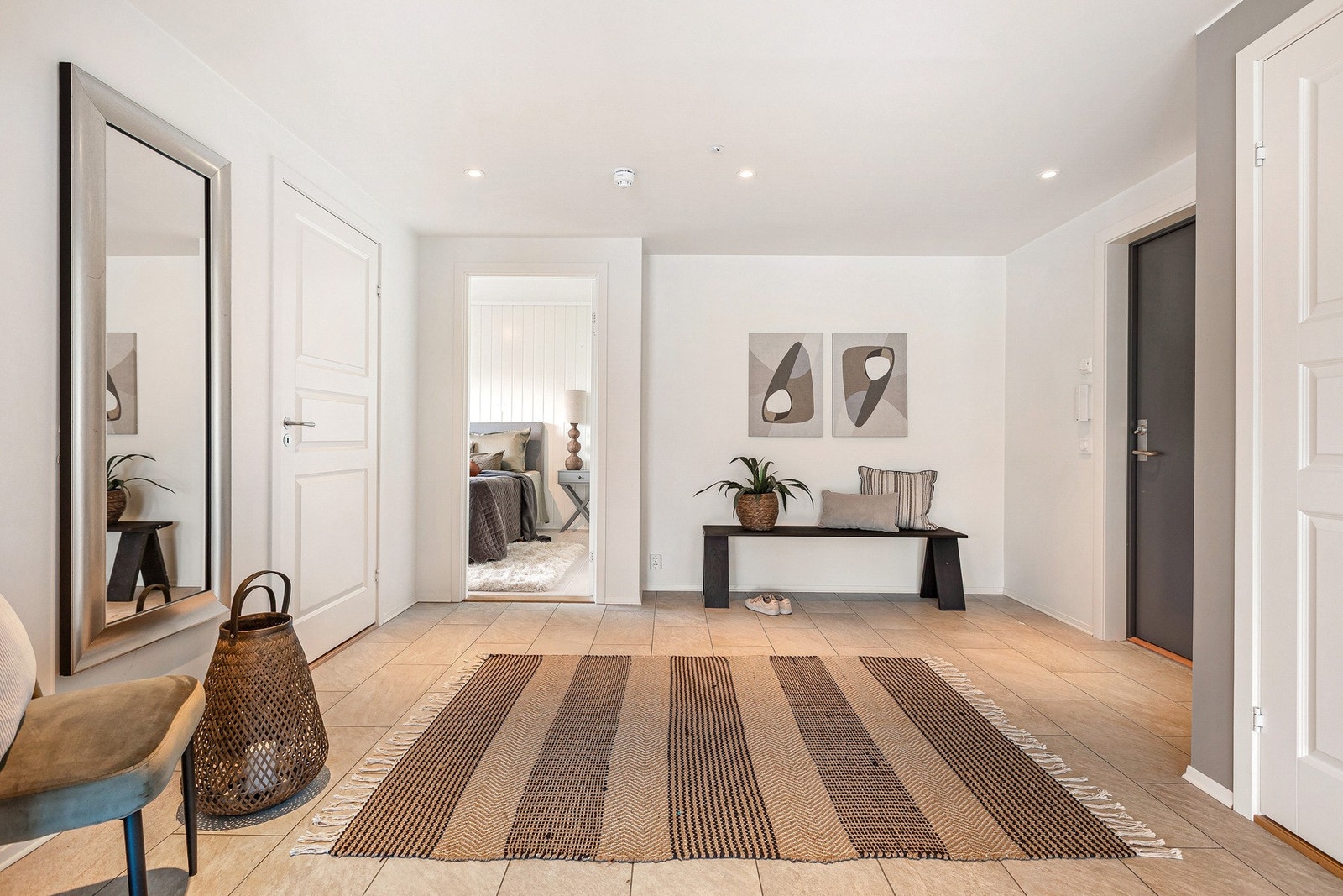 Velkommen inn - man ankommer en romslig og god entre med god plass for garderobeløsninger. Galleribilde