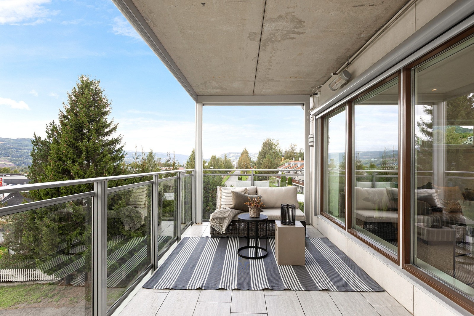 Leiligheten har installert screens på vindusflatene som vender mot vest og nord. Galleribilde