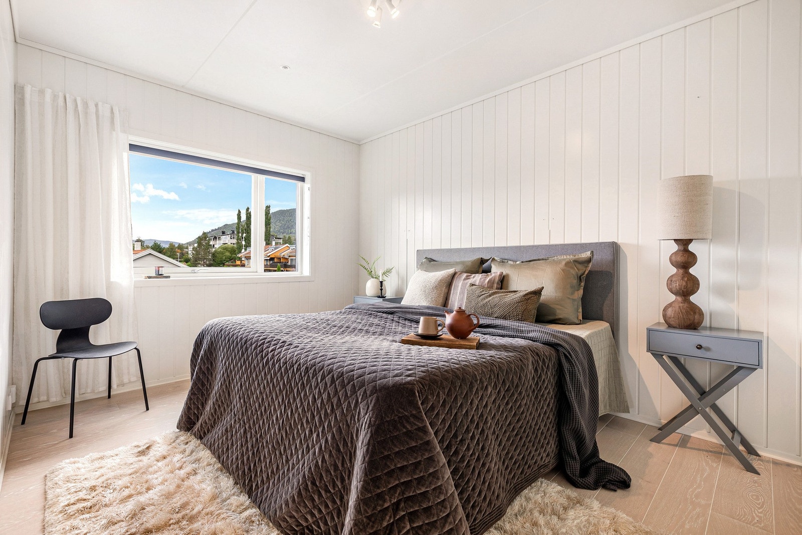 Soverommet er på omtrent 12 kvadratmeter og tilbyr et lyst og luftig miljø med sitt store vindu som slipper inn rikelig med dagslys. Galleribilde