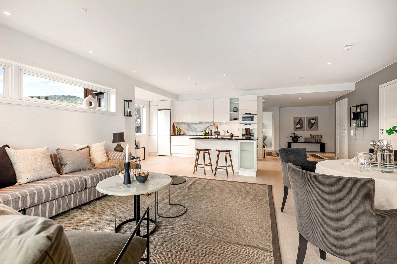 Lys og moderne leilighet. Flott standard og kvalitet med blant annet vannbåren gulvvarme. Galleribilde