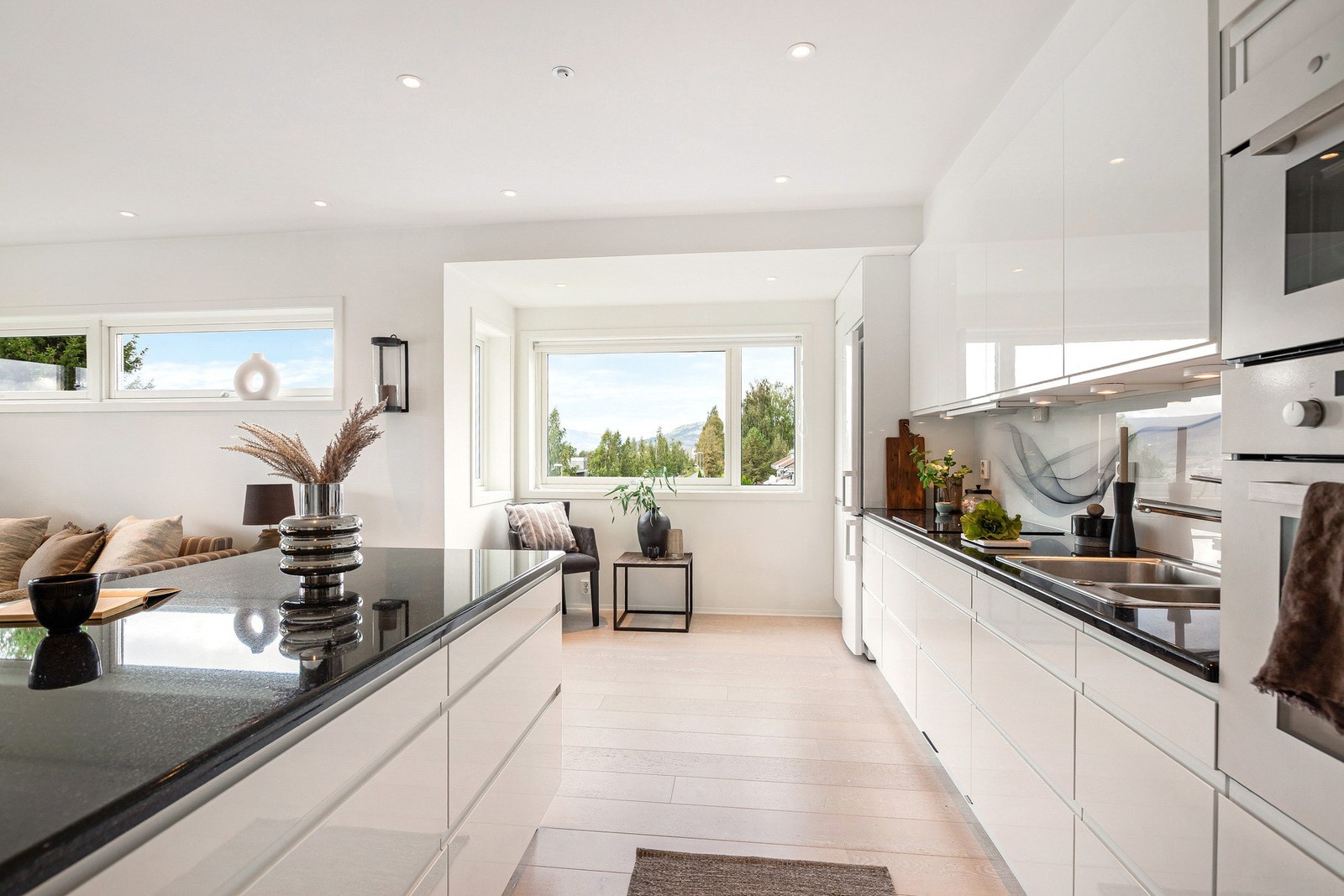 Gode arbeidssoner på kjøkkenet. Det er installert downlights med dimmerløsning i himling på kjøkkenet. Galleribilde