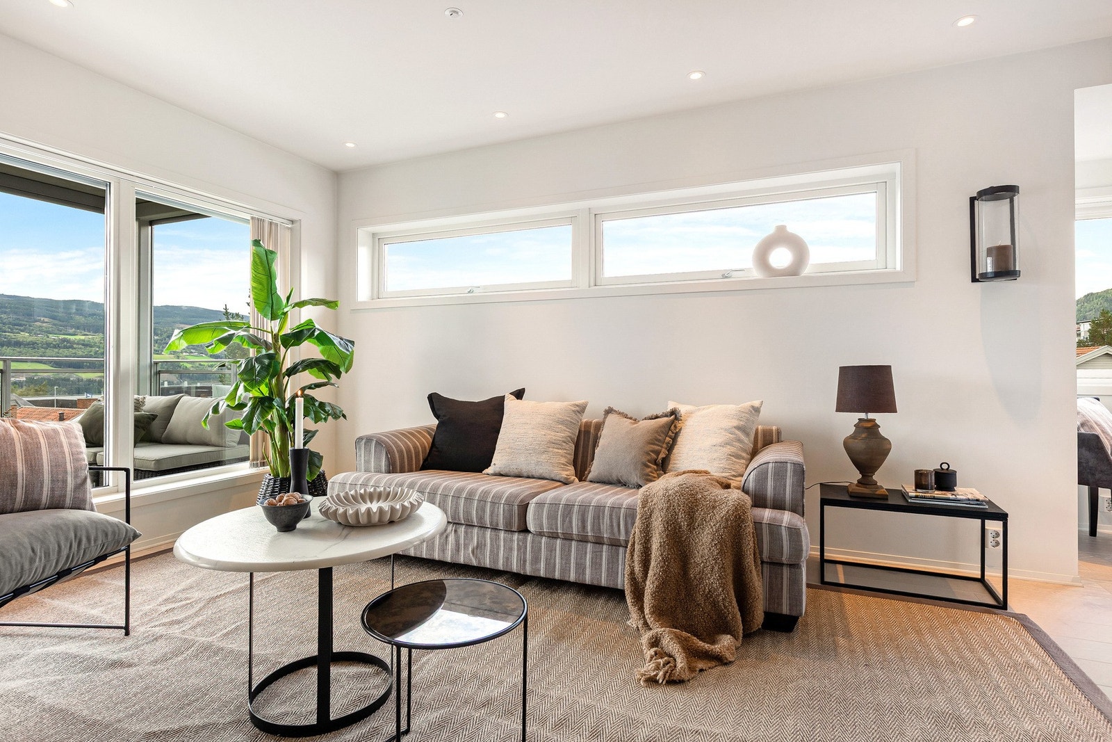 Den vestvendte orienteringen sikrer ettermiddags- og kveldssol, noe som bidrar til en behagelig atmosfære i rommet. Galleribilde