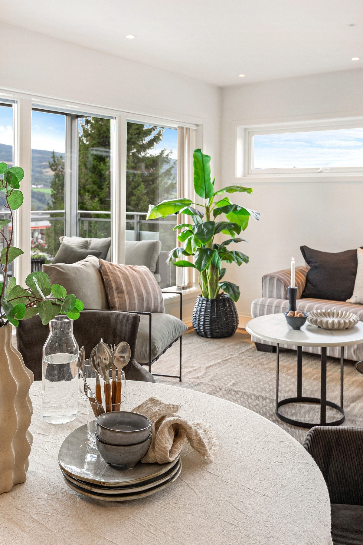 Leiligheten ligger som endeleilighet i toppetasjen med svært gode sol- og lysforhold. Galleribilde