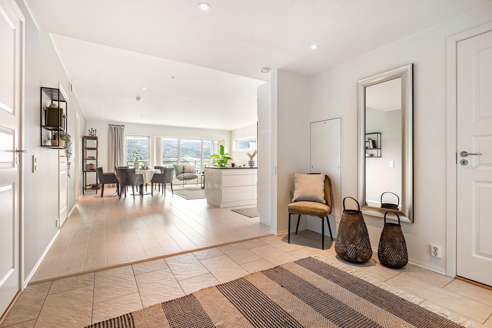 Fra entreen er det åpent og luftig inn til stue og oppholdsrom i leiligheten. Galleribilde