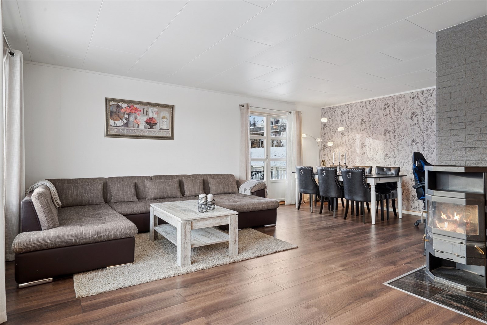 Fra stuen er det utgang til stor altan. Galleribilde