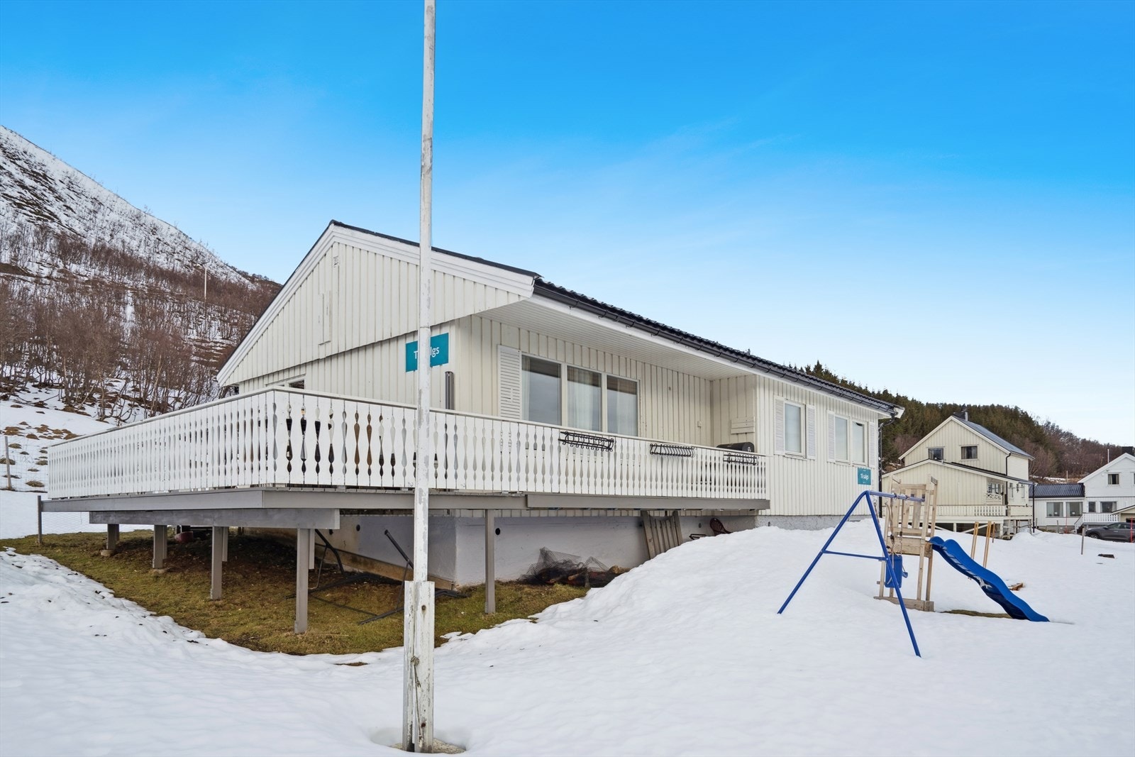 Innholdsrik enebolig med stor altan. Fin utsikt mot båthavna og havet. Sentralt beliggende i Vannvåg. Galleribilde