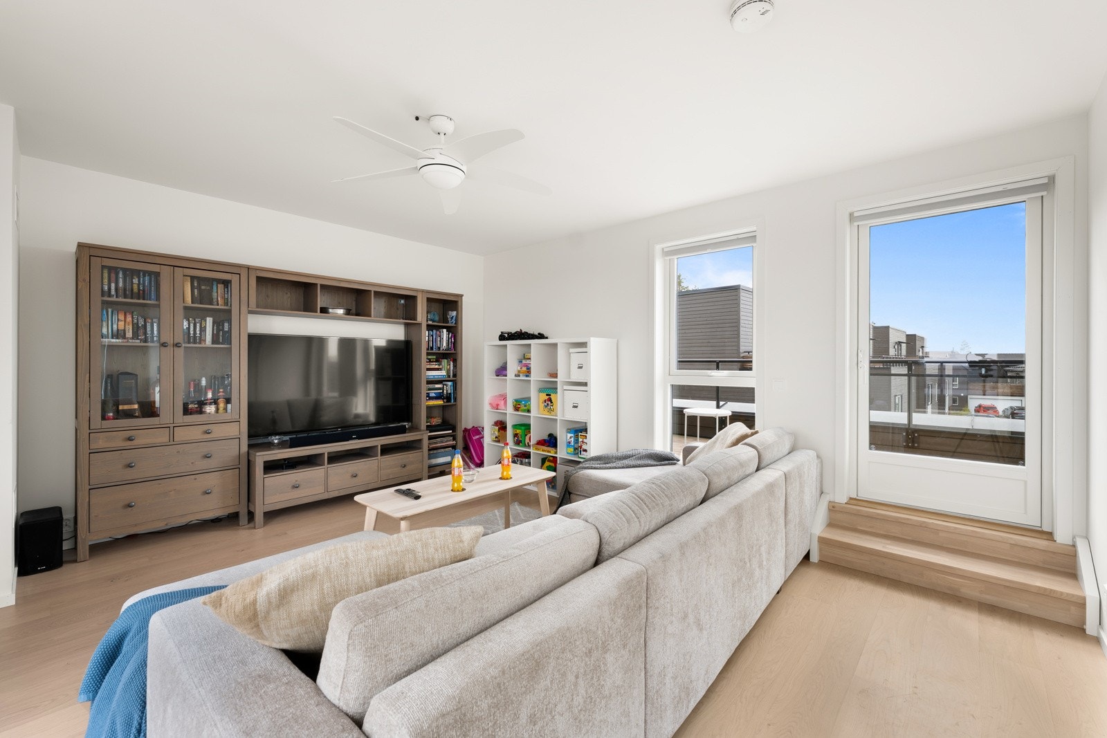 Stuen har plass for sofa, tilhørende møblement og tv-løsning. Galleribilde