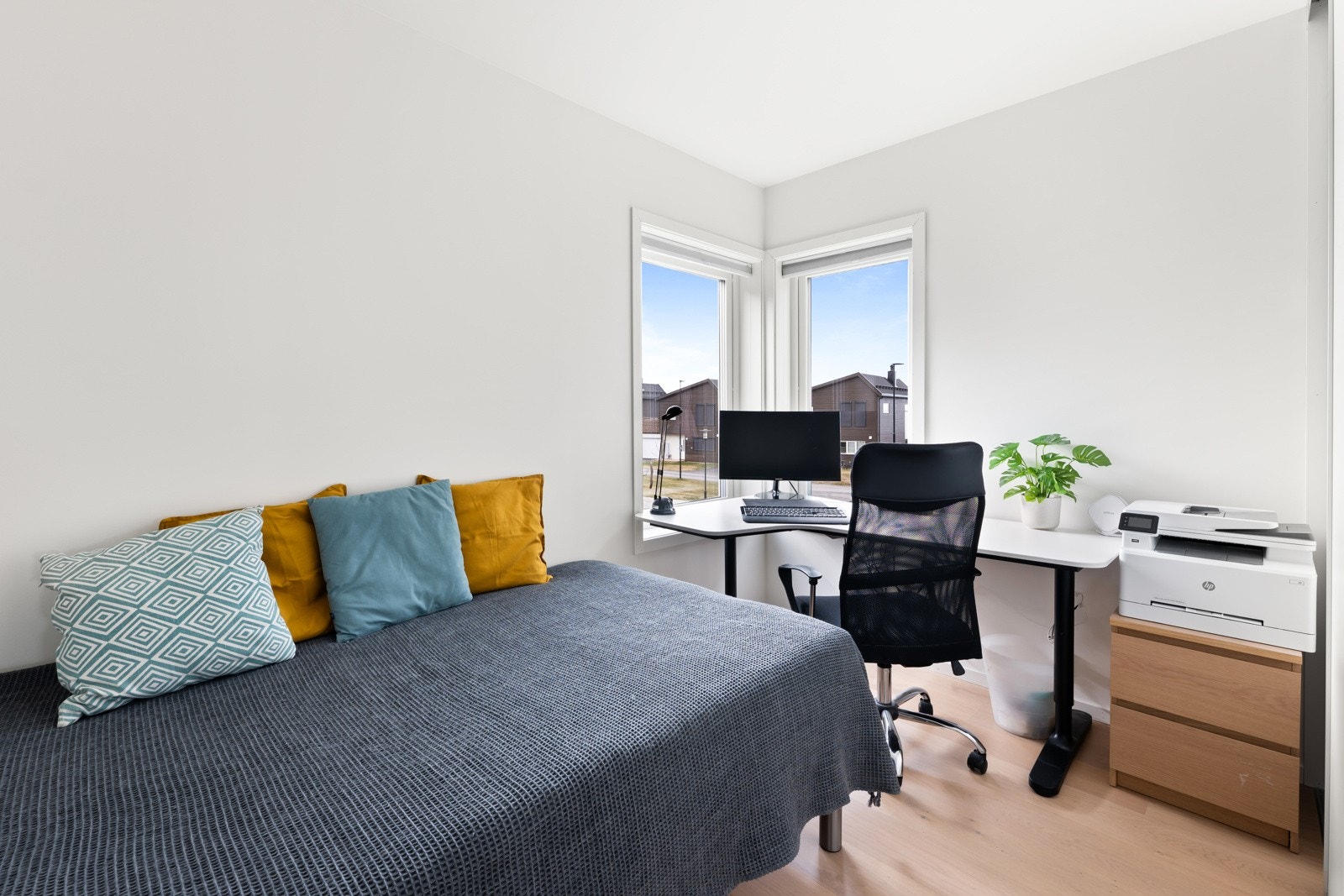 Flere av soverommene kan fint møbleres med stor seng, skrivepult og kommode. Galleribilde