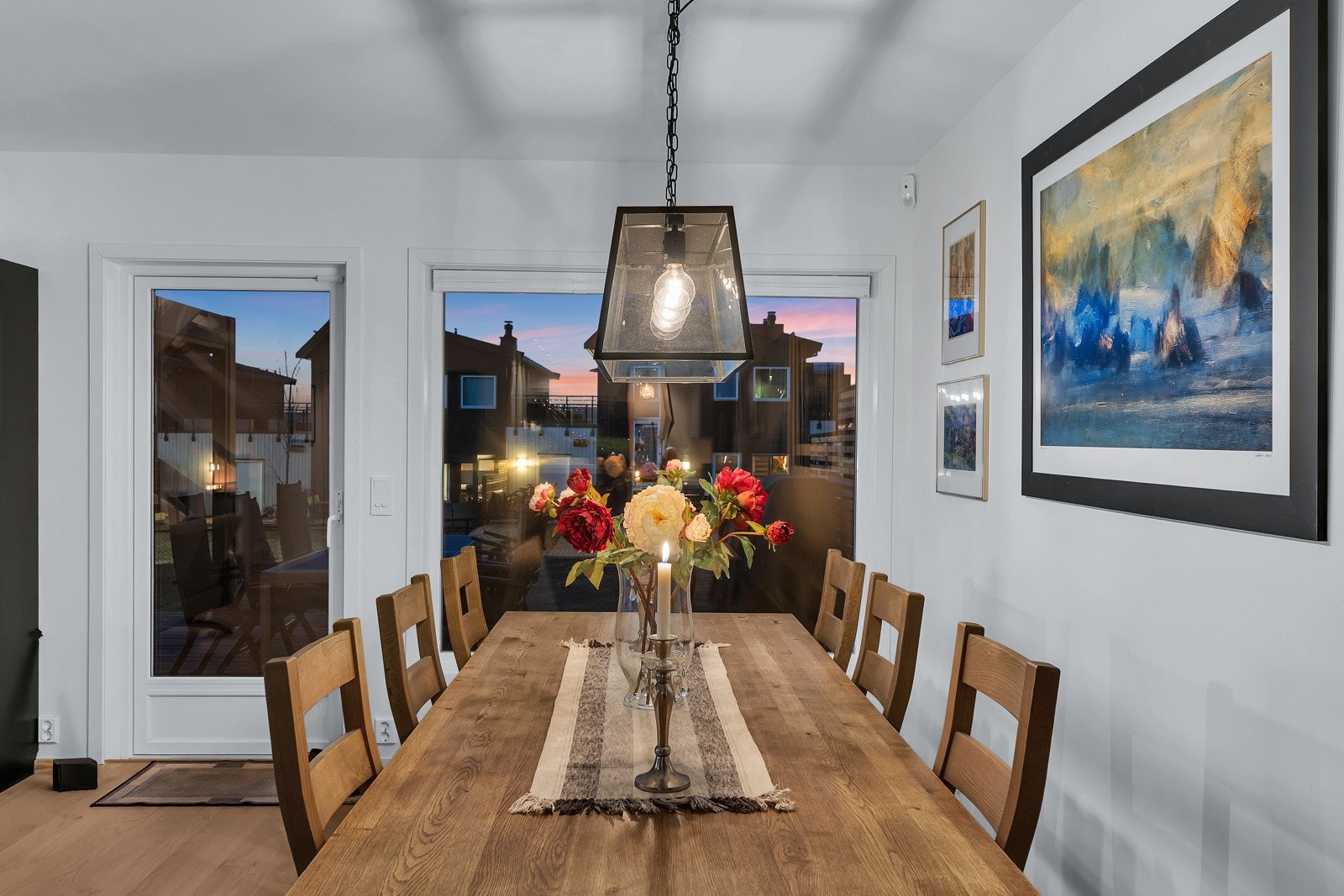 Boligens stue deles naturlig i to soner, hvilket gir plass til sofagruppe i den ene enden og spisebord i den andre. Galleribilde