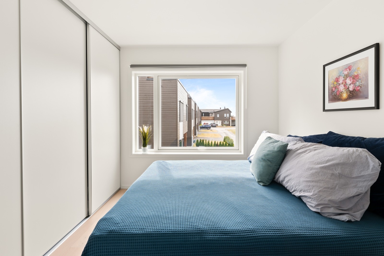 Hovedsoverommet har en innholdsrik garderobeløsning med innredning langs den ene veggen. Her sørger skuffer, hyller og heng for at det blir godt med oppbevaringsplass for klær og sko. Galleribilde