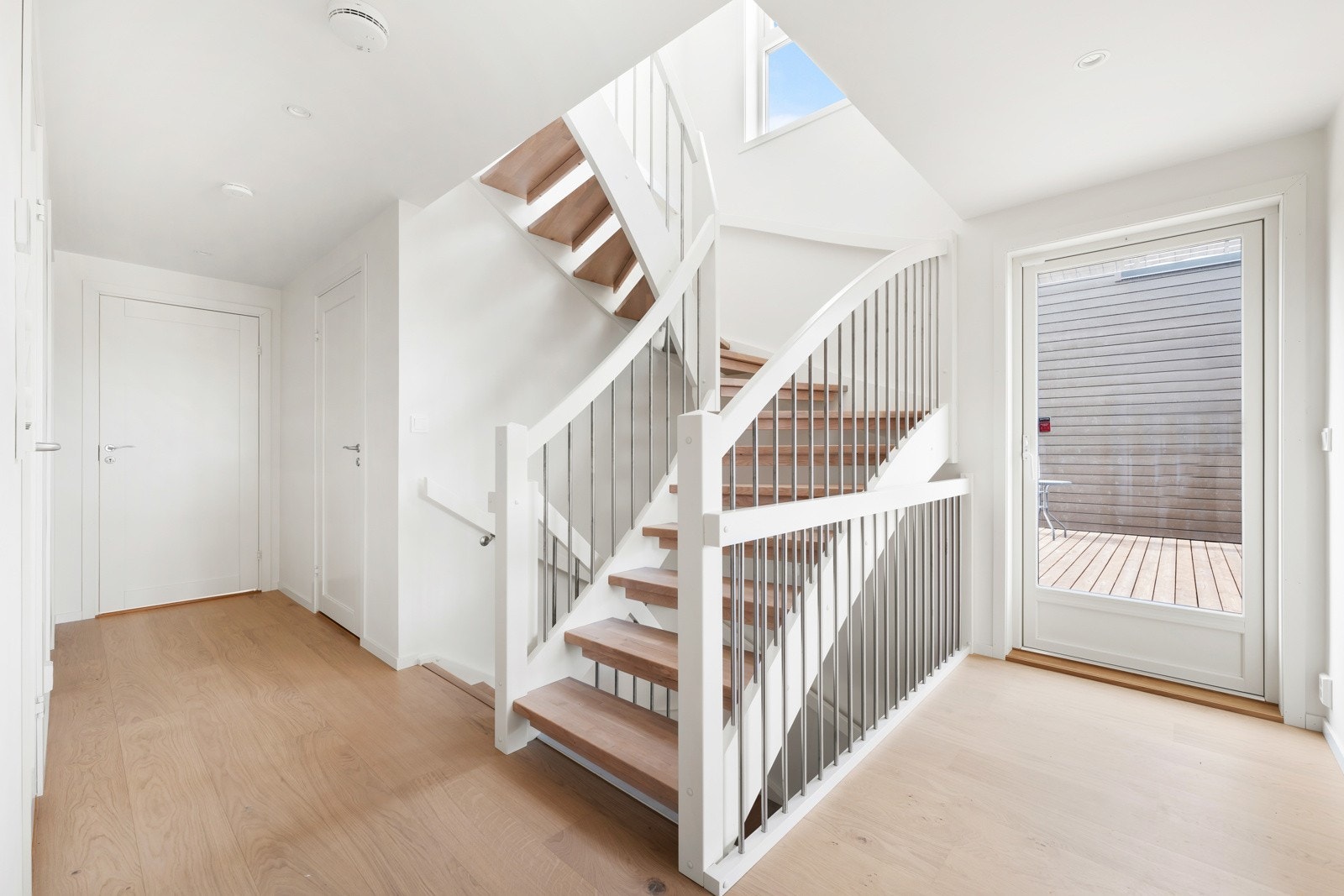 Fra trappegangen er det adkomst til en herlig altan på ca 44 kvm. Galleribilde