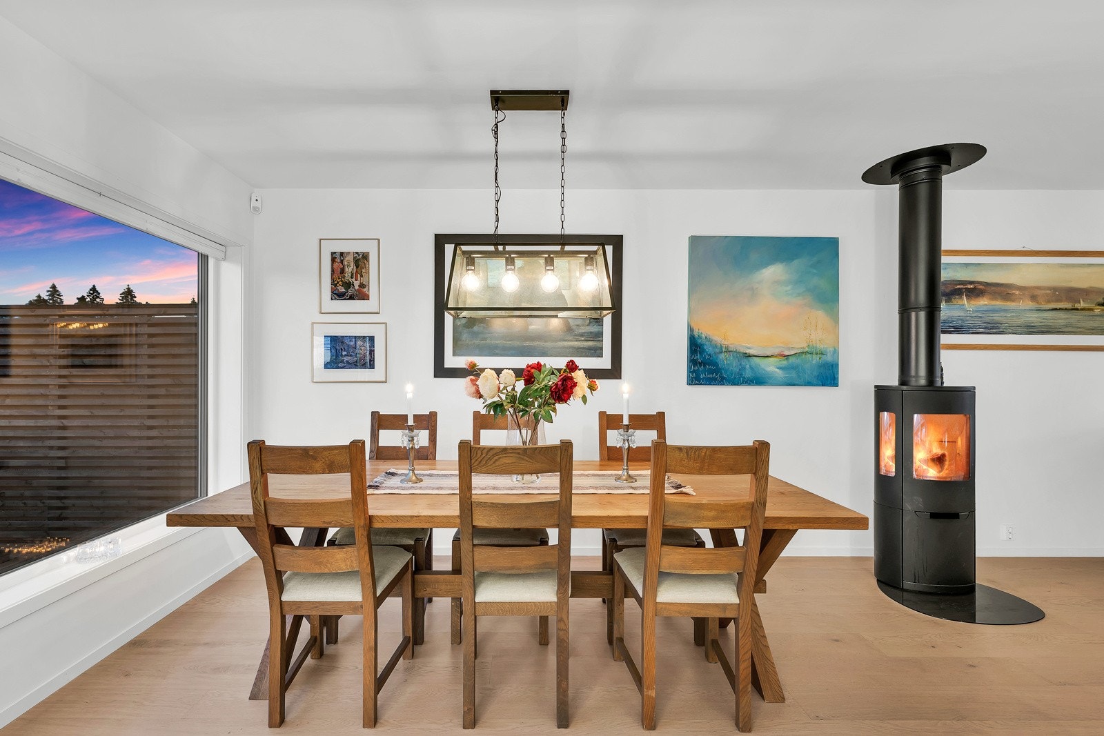 Rommet har vannbåren gulvvarme som gir jevn komfort, i tillegg har rommet en moderne og stilful peisovn som sørger for ytterligere kos og varme på kalde dager. Den høye stålpipen bidrar til at varmen brer seg godt i rommet. Galleribilde