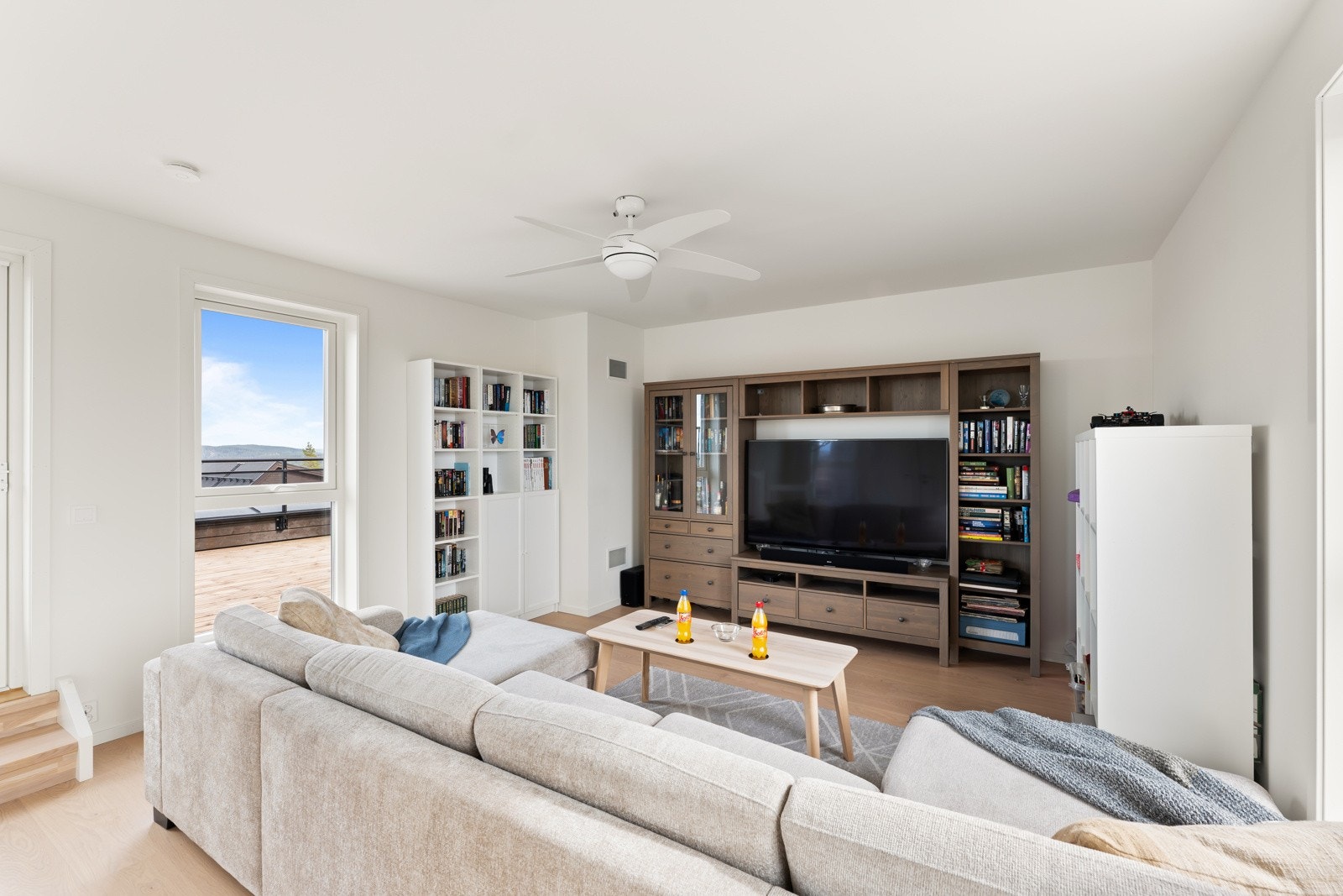 Det er parkettgulv og slette vegger malt i en lys farge. Den nøytrale fargen gjør det enklere å sette sitt personlige preg på rommet gjennom pynt og interiør. Galleribilde