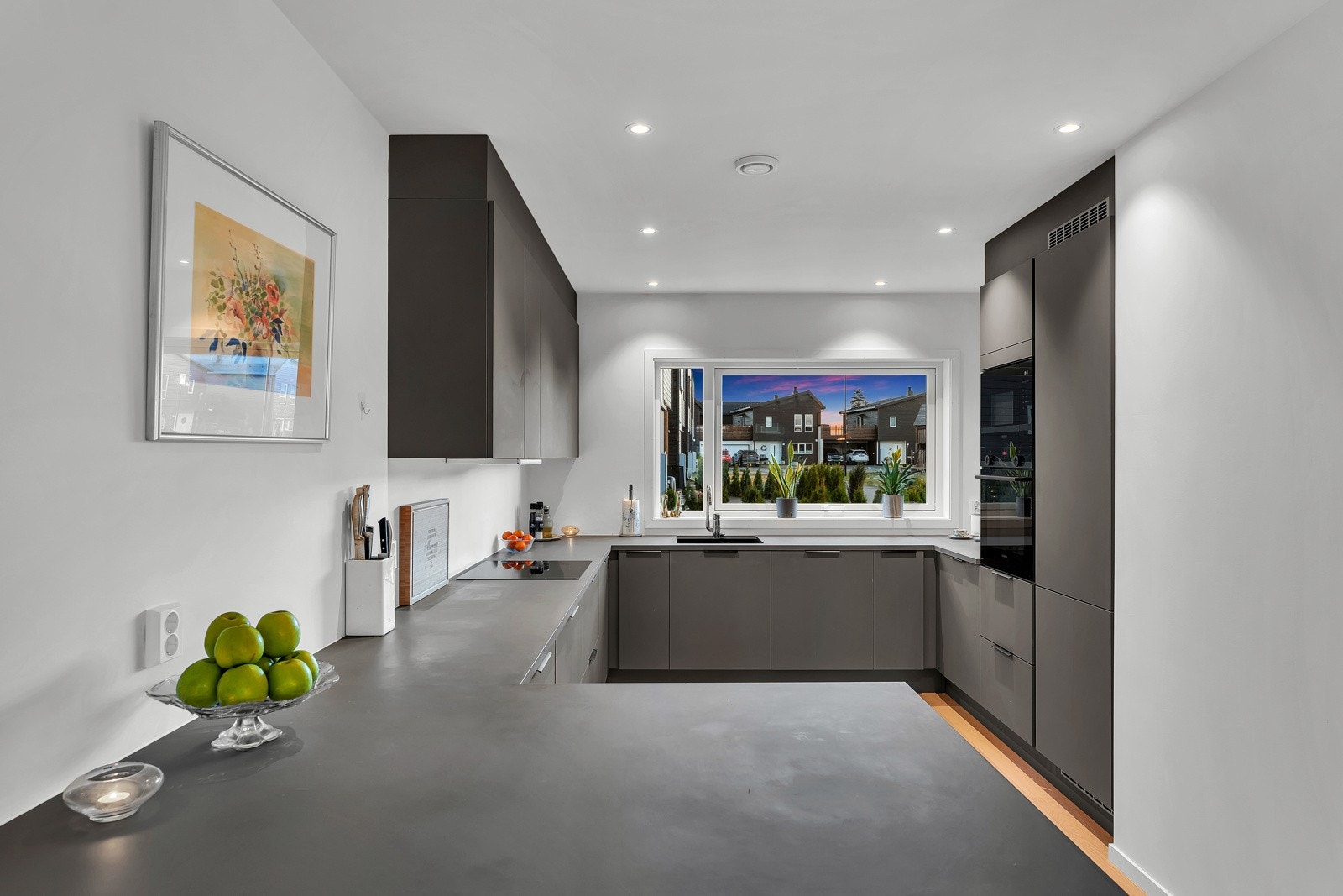 Kjøkkenet fra HTH. Alt av hvitevarer er integrert, og består av stekeovn og mikro i god arbeidshøyde. Videre er det induksjonstopp, ventilator, oppvaskmaskin og et kjøl/frys. Galleribilde