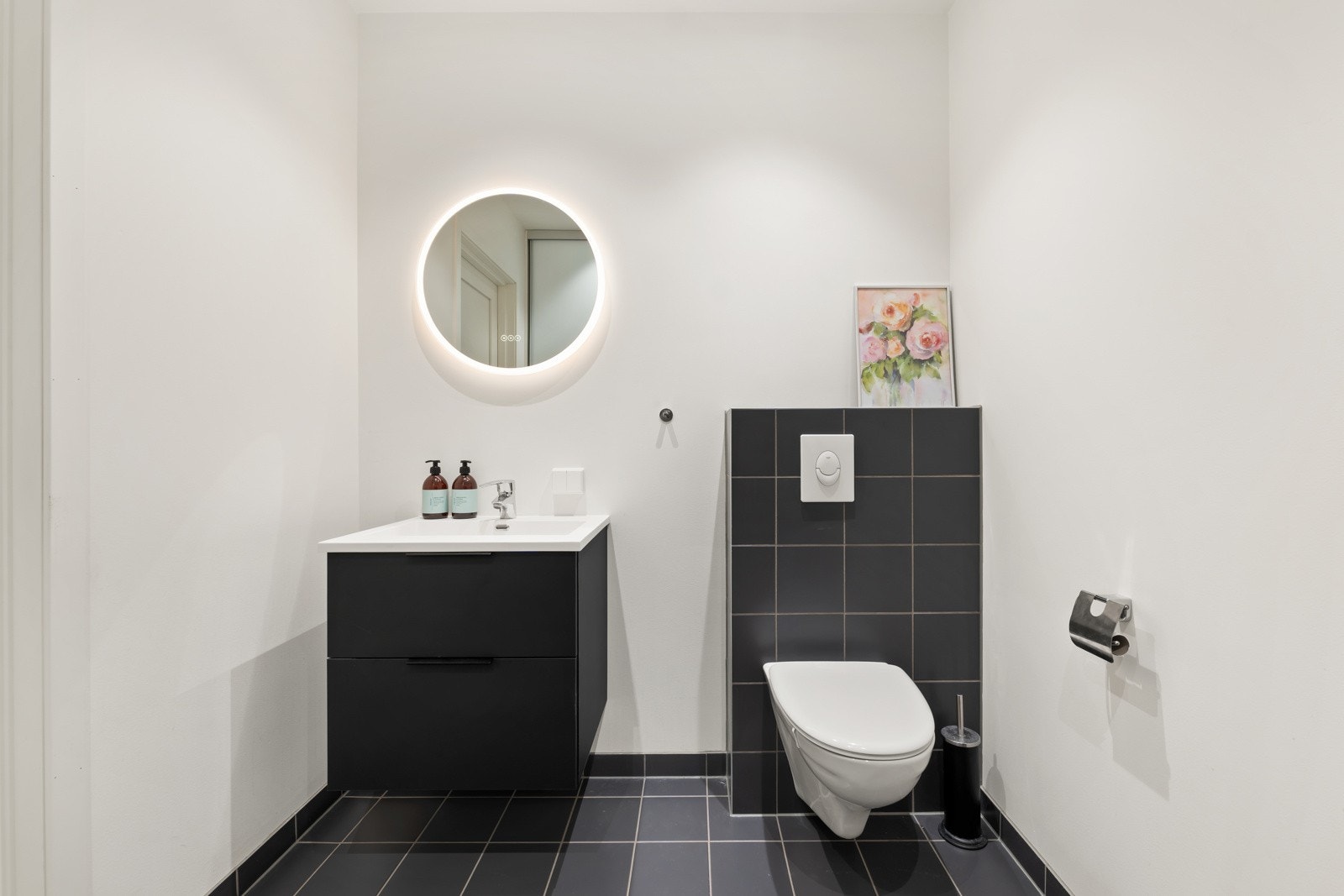 Fra entreen er det adkomst til et praktisk wc/toalettrom. Galleribilde