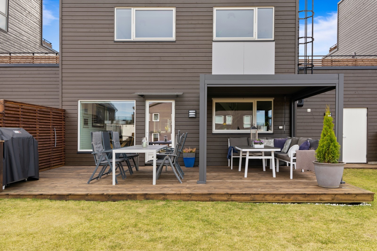 På baksiden er det også en koselig hageflekk i tillegg til den flotte markterrassen. Galleribilde