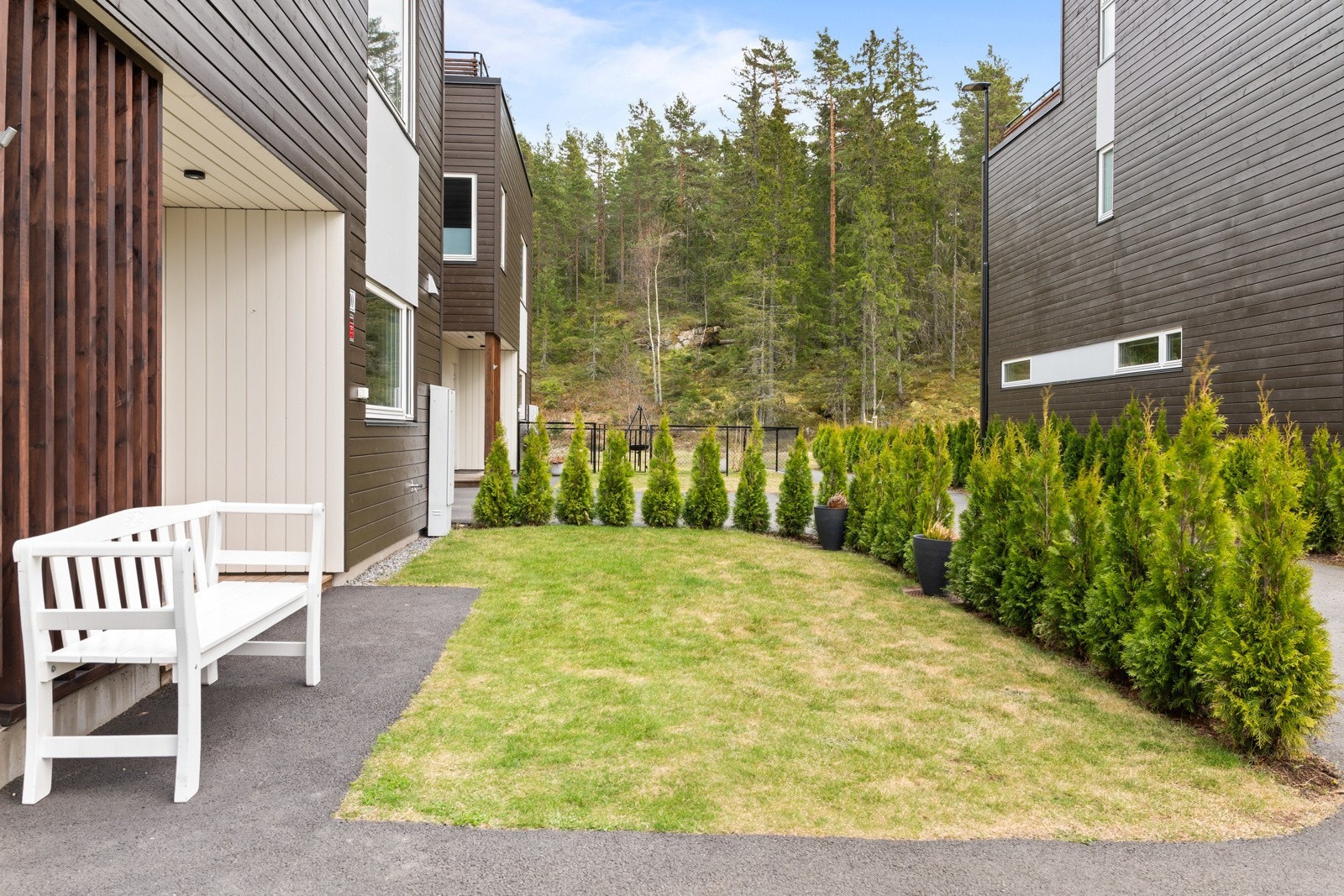 Inngangspartiet til boligen fremstår som innbydende med en koselig hageflekk utenfor. Galleribilde