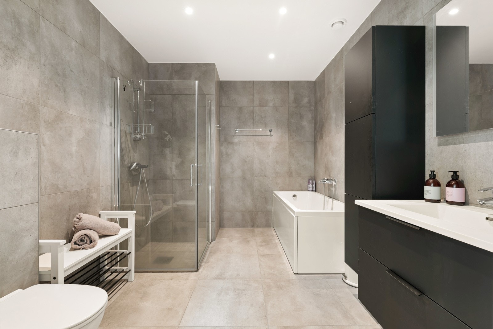 Boligen har et innbydende bad. Her er det frittstående badekar med dusjmuligheter, samt dusjhjørne med hånddusj. Galleribilde