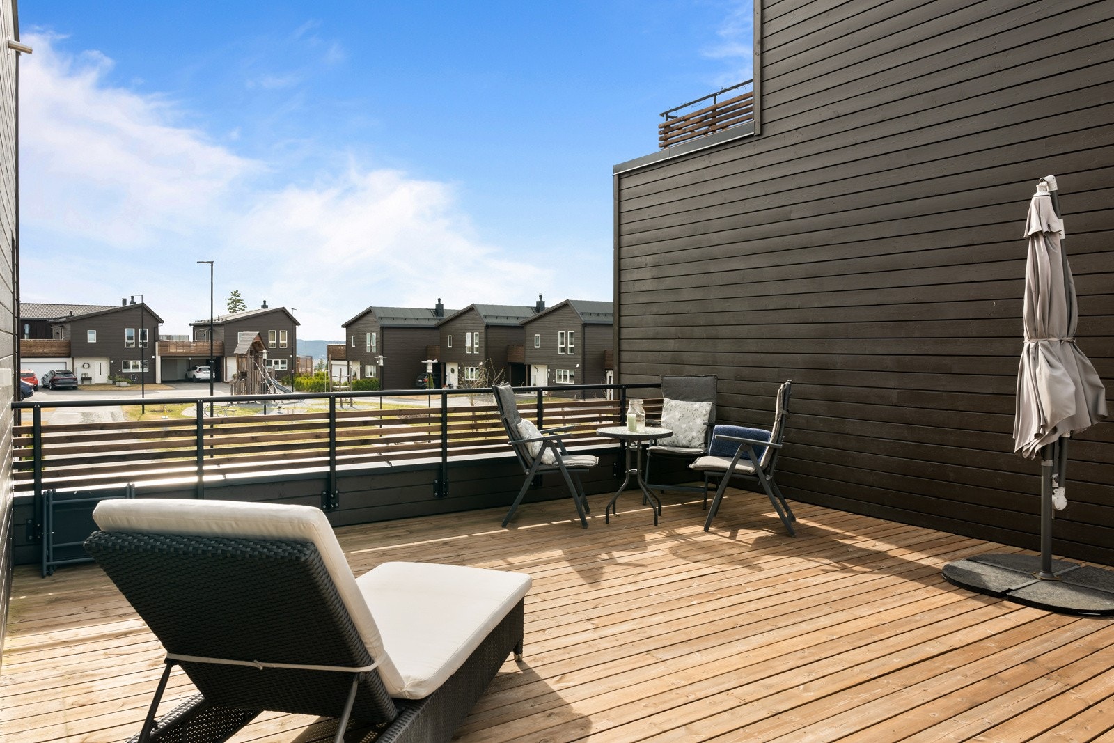 Altanen er nordvestvendt, og kan møbleres med diverse sittegrupper. Galleribilde