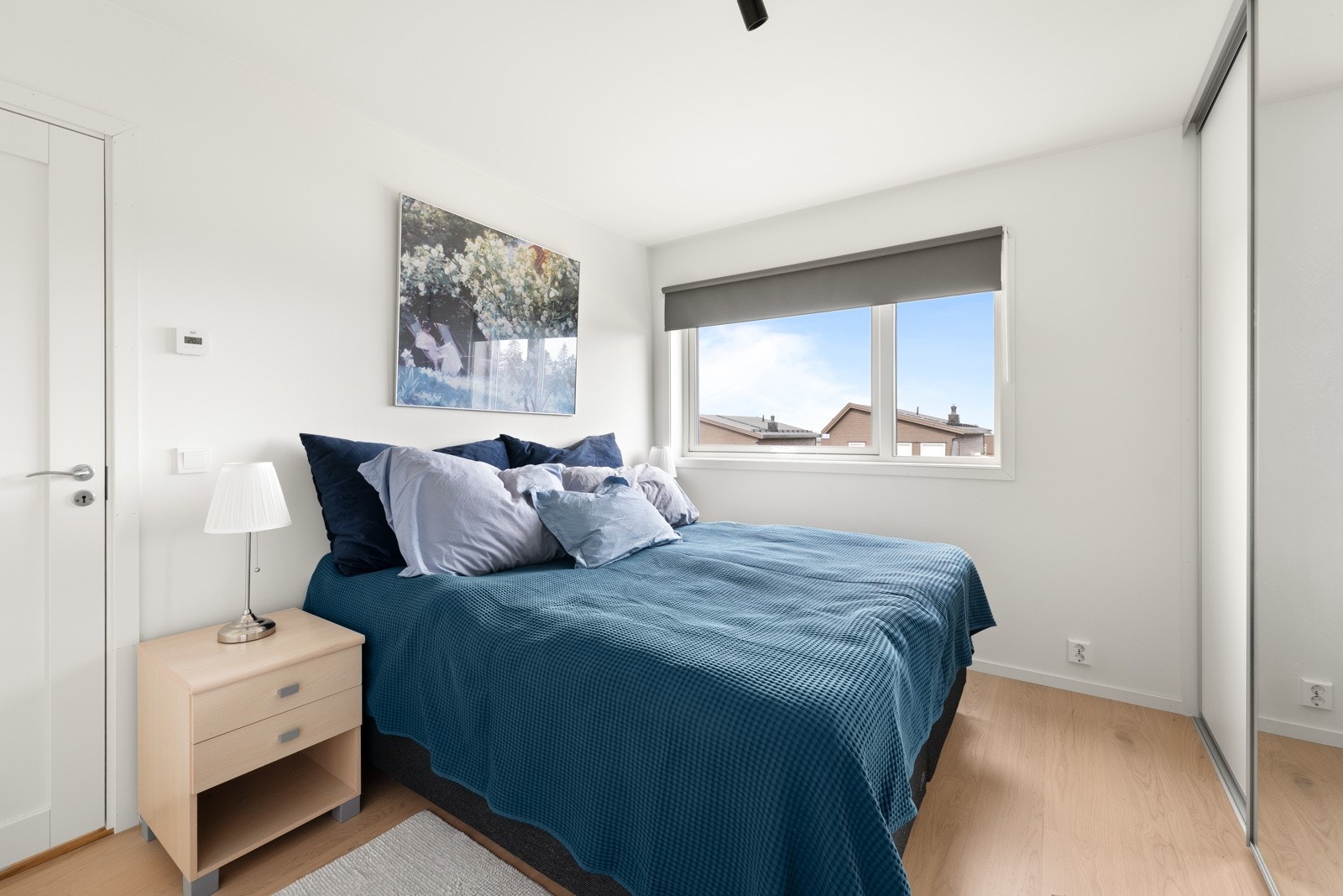 Soverommene har parkett, slette vegger malt i en lys, nøytrale farge og alle har vannbåren varme i gulvet. Dette skaper lunhet og følelsen av litt luksus i hverdagen. Galleribilde