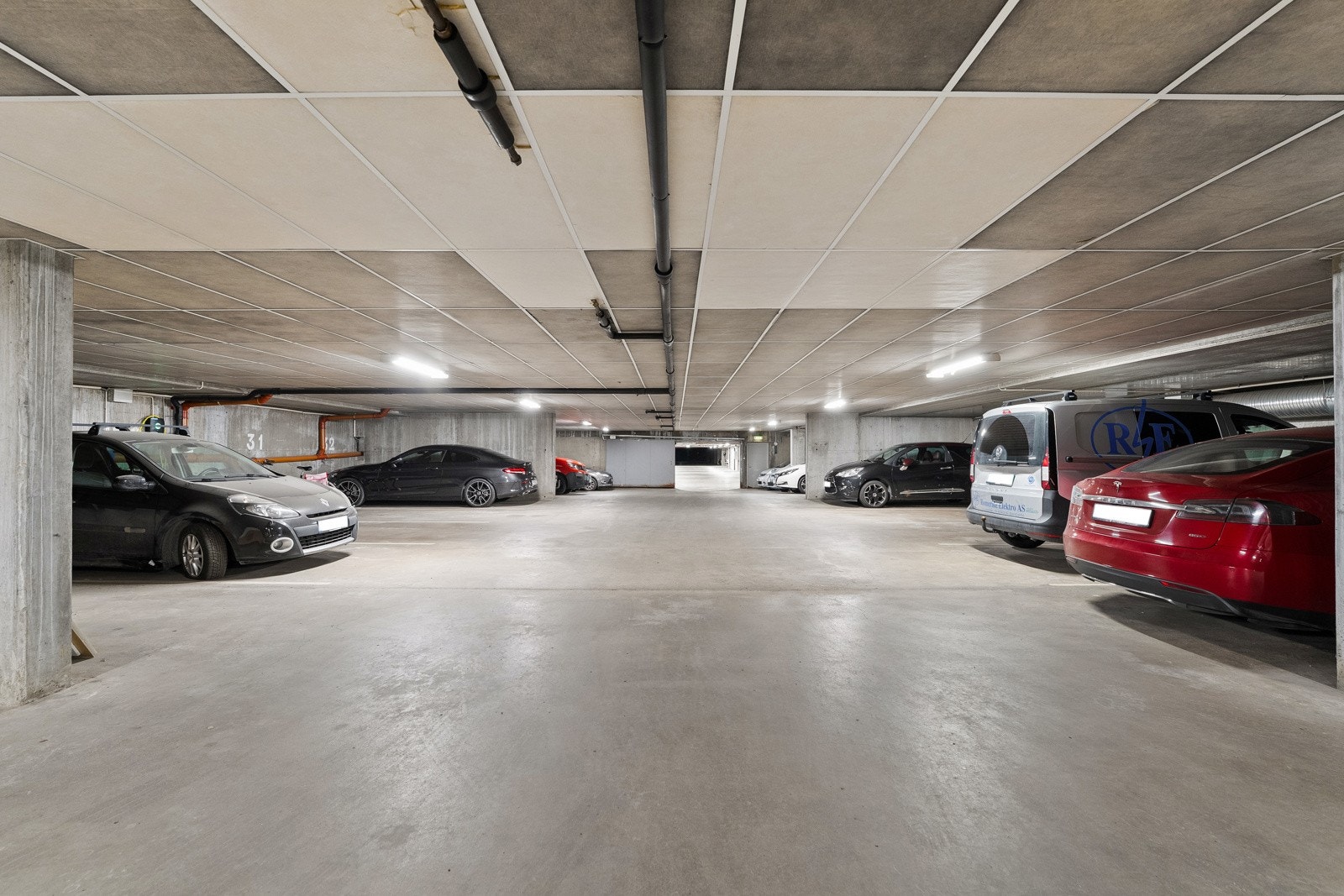 Det medfølger garasjeplass med elbil lader i felles garasjekjeller Galleribilde