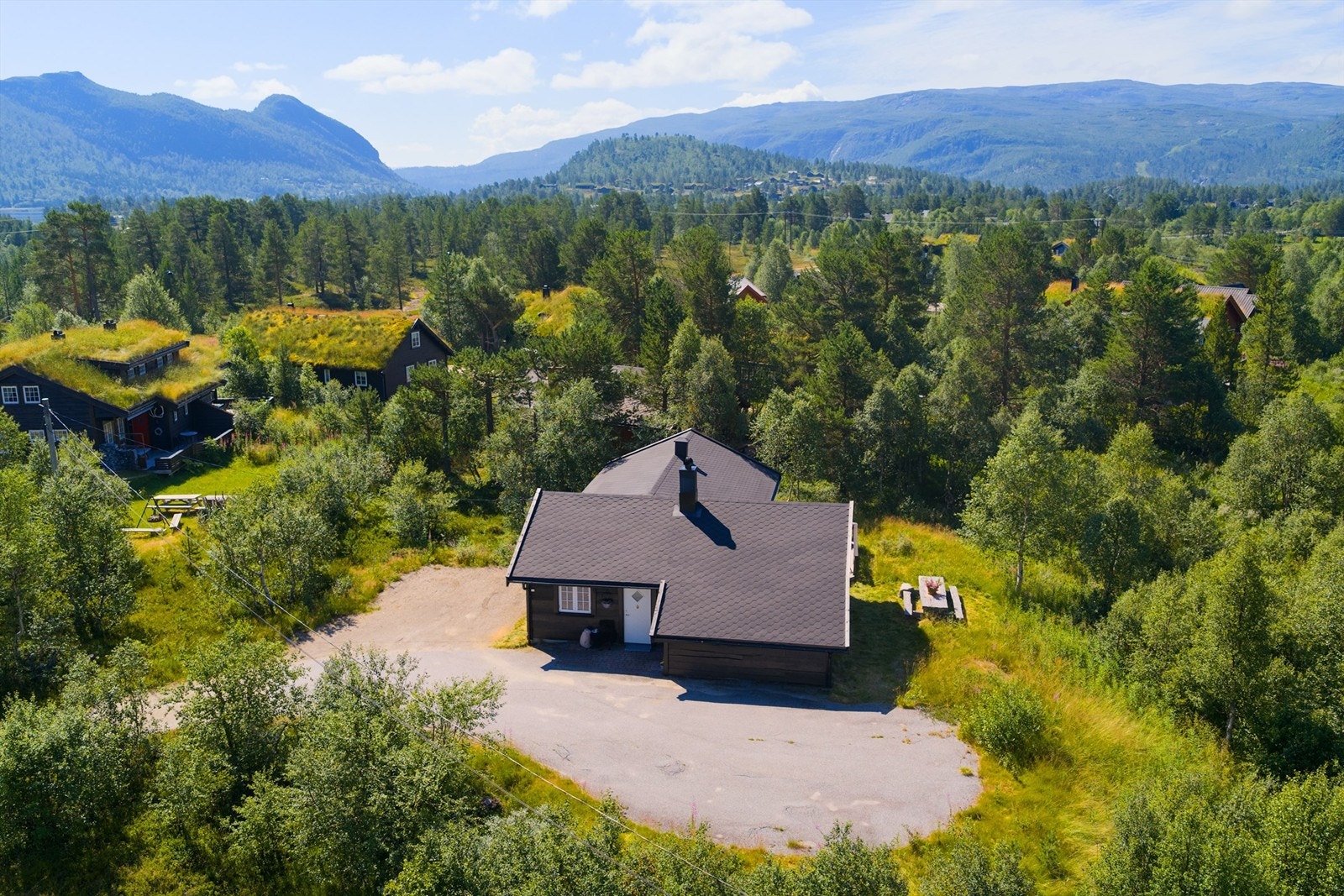Velkommen til Vestvegen 1 - En hytte med svært attraktiv beliggenhet på Hovden! 5 min gåtur til sentrum og alle Hovdens fasiliteter. Stor usjenert tomt med mye sol! Galleribilde