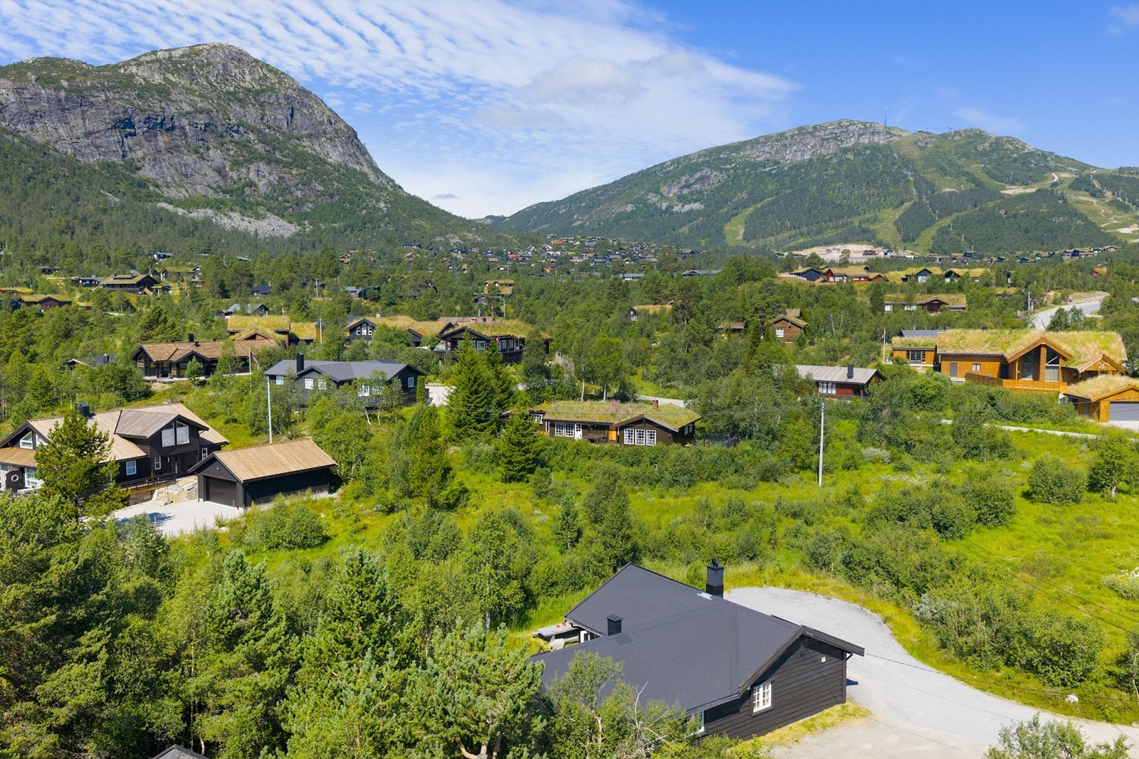 Skisenteret i bakgrunnen. Galleribilde