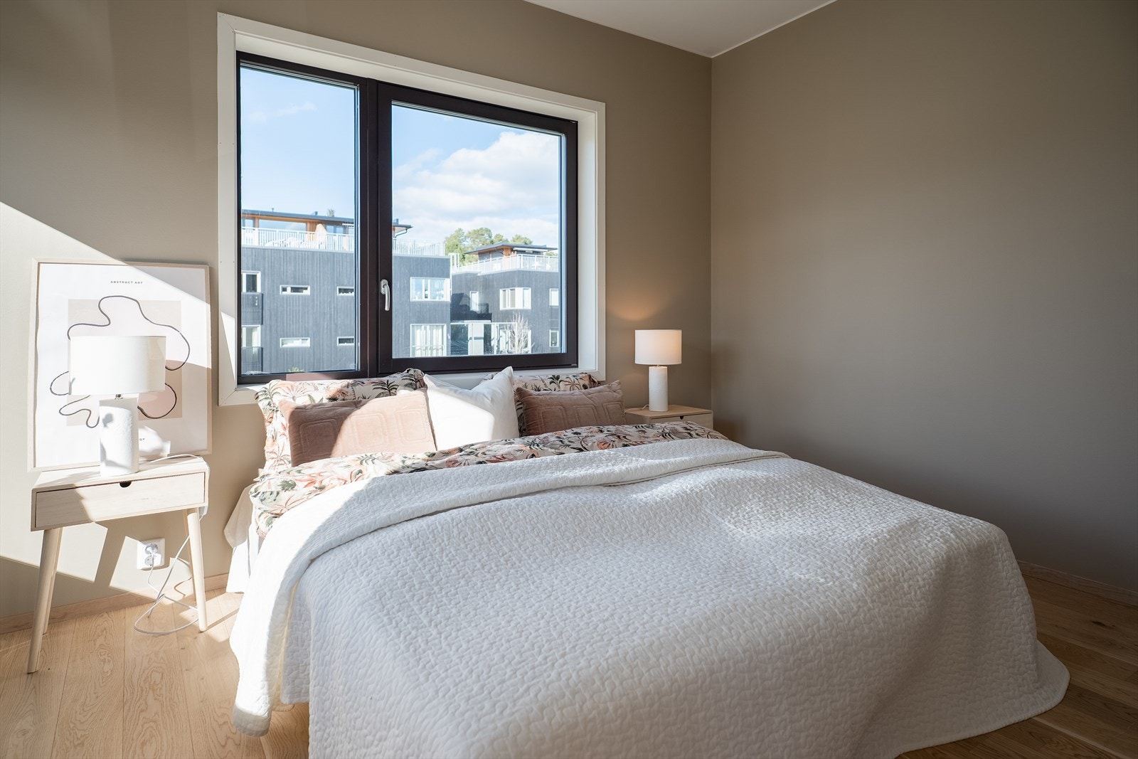 Det største soverommet nyter herlig hjørneplassering, noe som gir godt lysinnslipp og en romslig atmosfære. Galleribilde