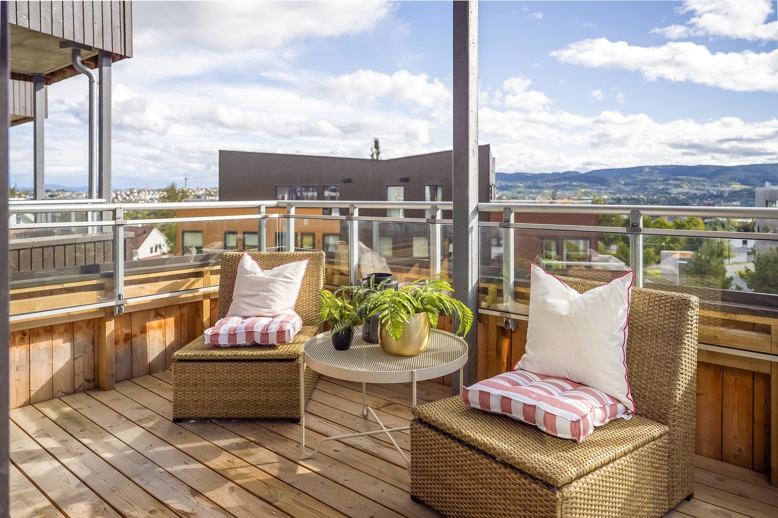 Leiligheten har en lun og solfylt balkong på 8,6 kvm. Balkongen vender mot sørøst, med sol store deler av dagen. Galleribilde