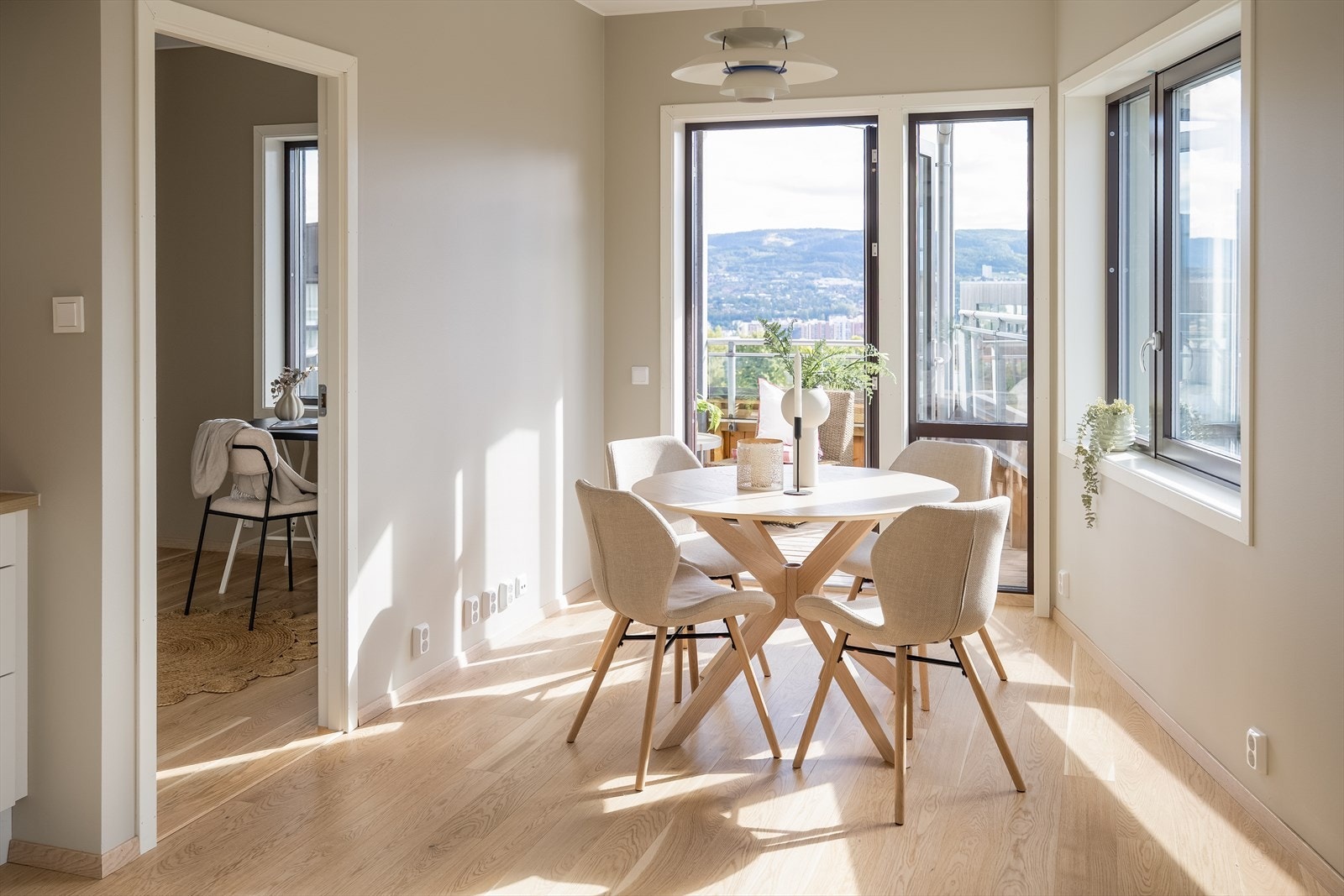 Hjørneløsning og store vinduer fra gulv til tak bidrar til mye lys fra to himmelretninger. Galleribilde