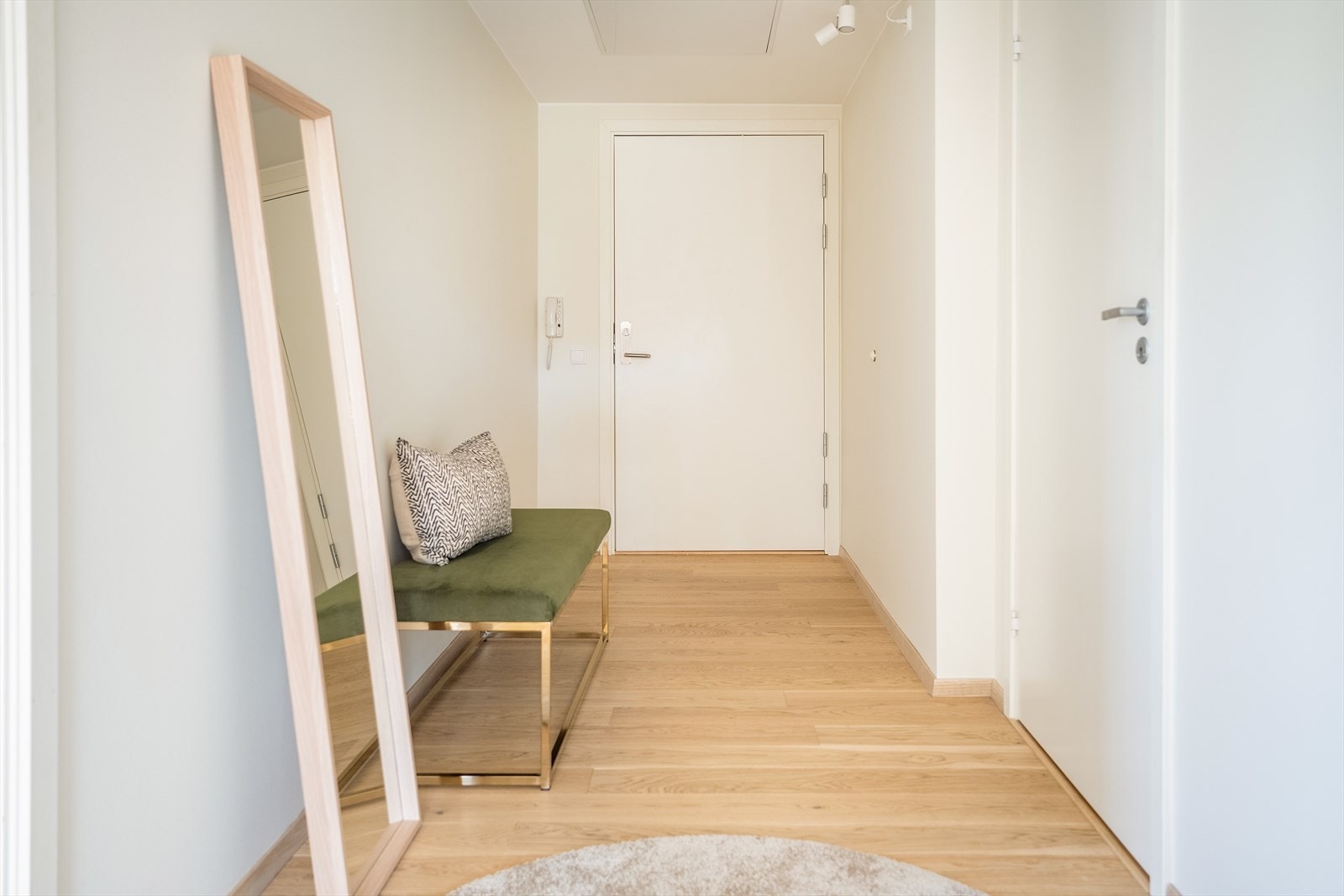 Entreen har et romslig areal med god plass til ønsket møblement. Galleribilde