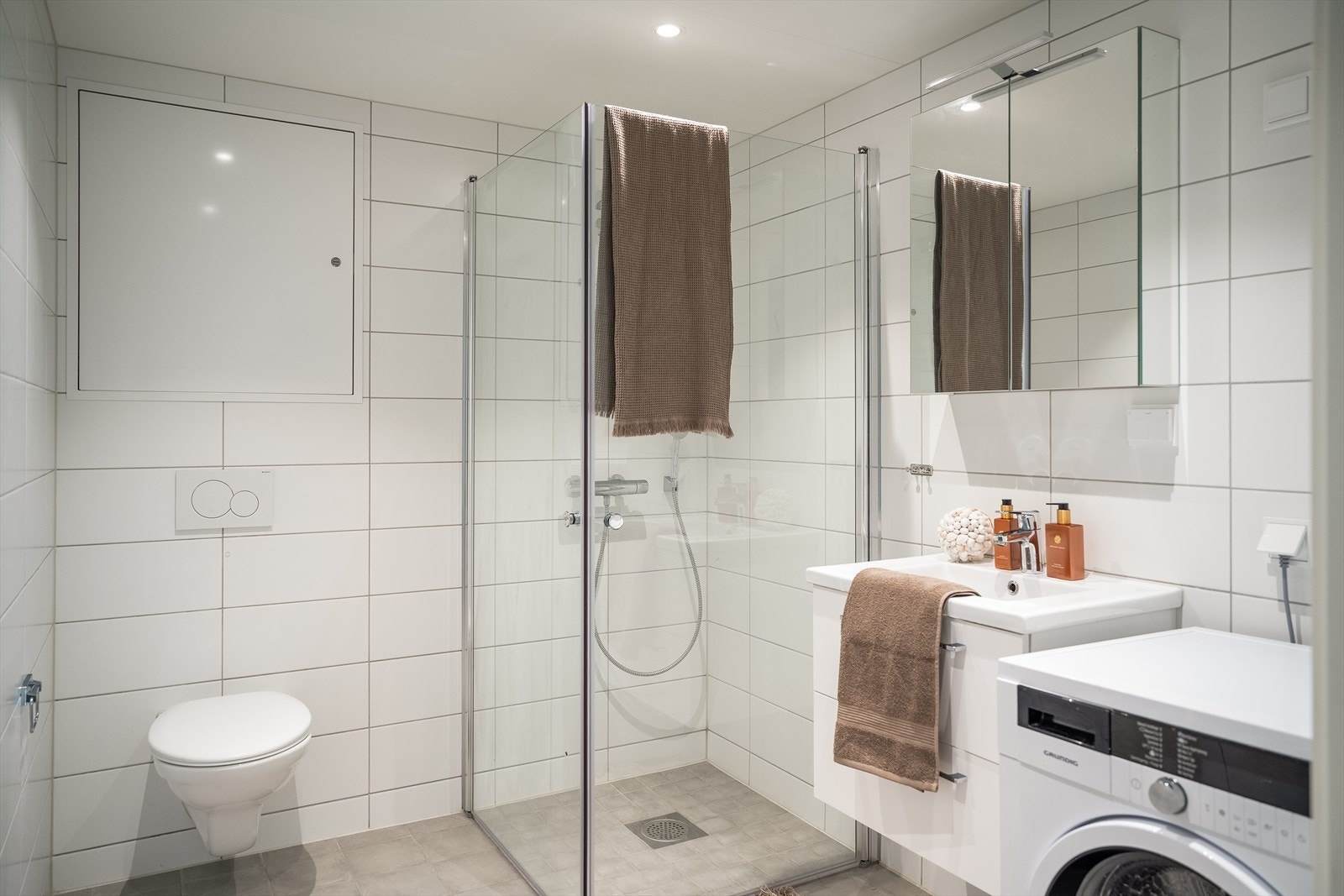 Badet har har et tidløst design med lekre detaljer, samtidig som det er funksjonelt. Her får du fasiliteter som vegghengt toalett, dusjhjørne, opplegg for vaskemaskin og et pent baderomsmøblement. Vaskemaskin medfølger handelen. Galleribilde