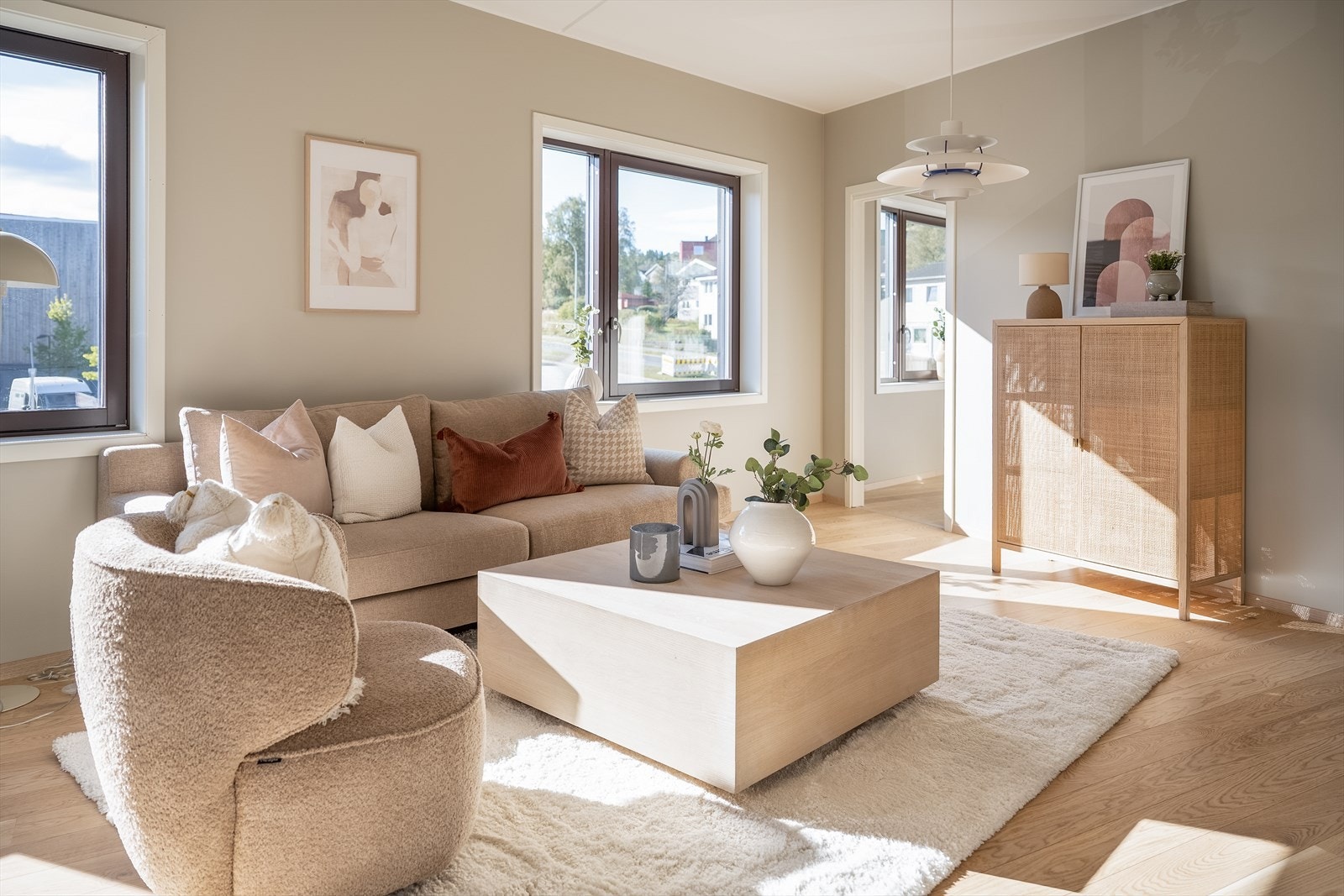 Her nyter du moderne kvaliteter som vannbåren gulvvarme i de fleste rom, balansert ventilasjon og heis. Galleribilde