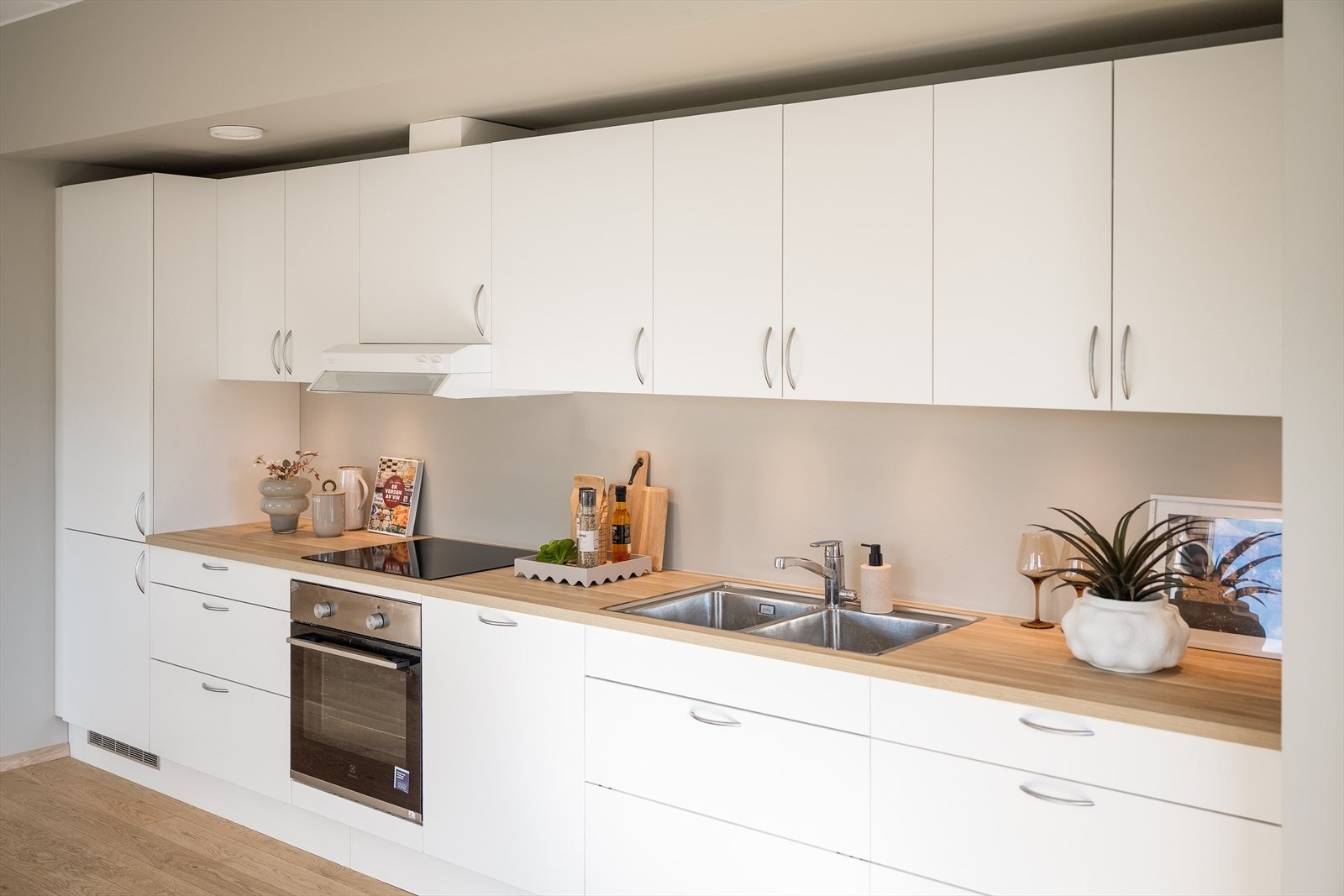 Her får du et særdeles pent og stilrent kjøkken med integrerte hvitevarer og god skap- og benkplass. Galleribilde