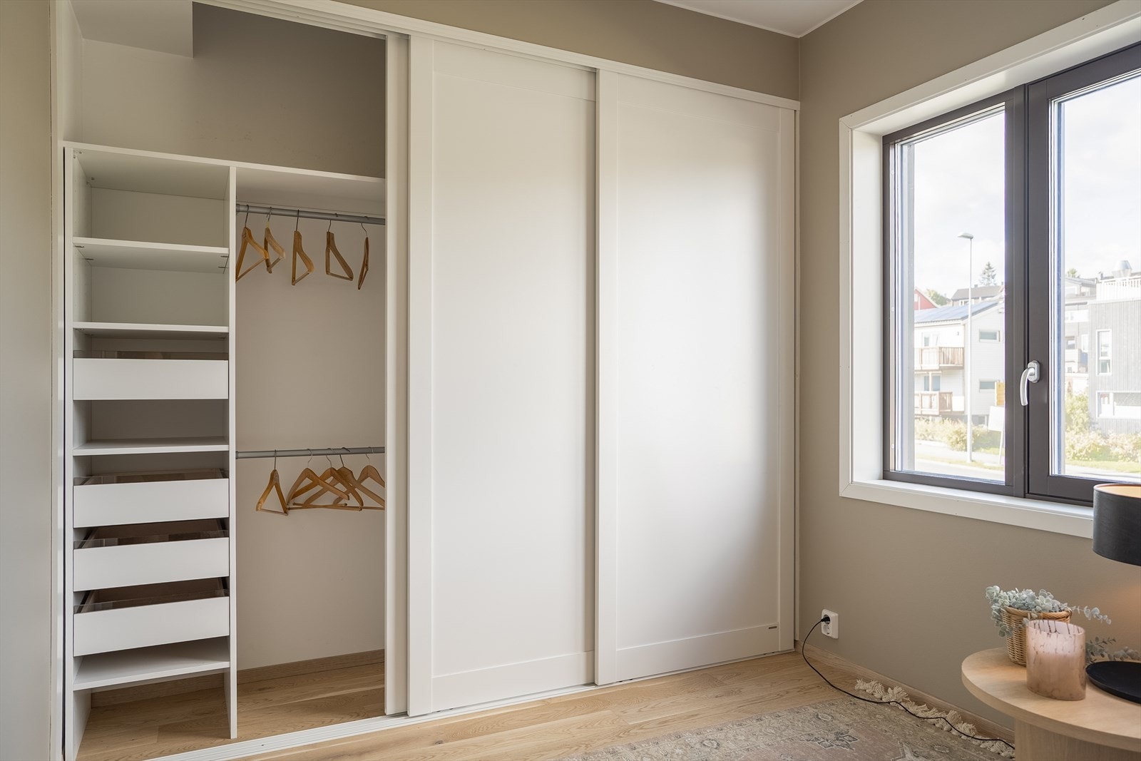 Rommet er utstyrt med en stor, integrert skyvedørsgarderobe som gir rikelig med oppbevaringsmuligheter. Galleribilde