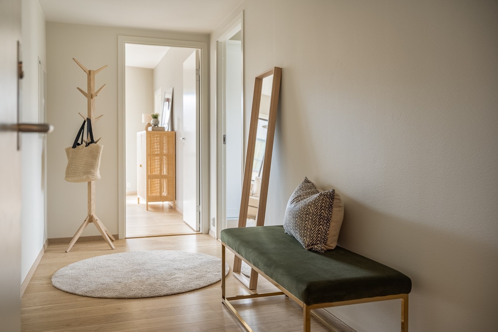 Fra gangen tar man seg enkelt til alle boligens rom. Rett til venstre finner man hovedbadet. Galleribilde