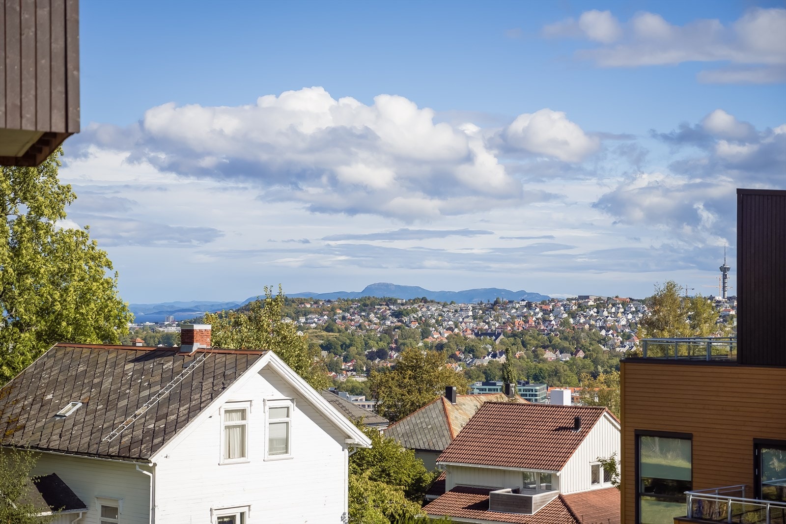 Fra balkongen nyter du herlig utsikt over store deler av byen. Galleribilde