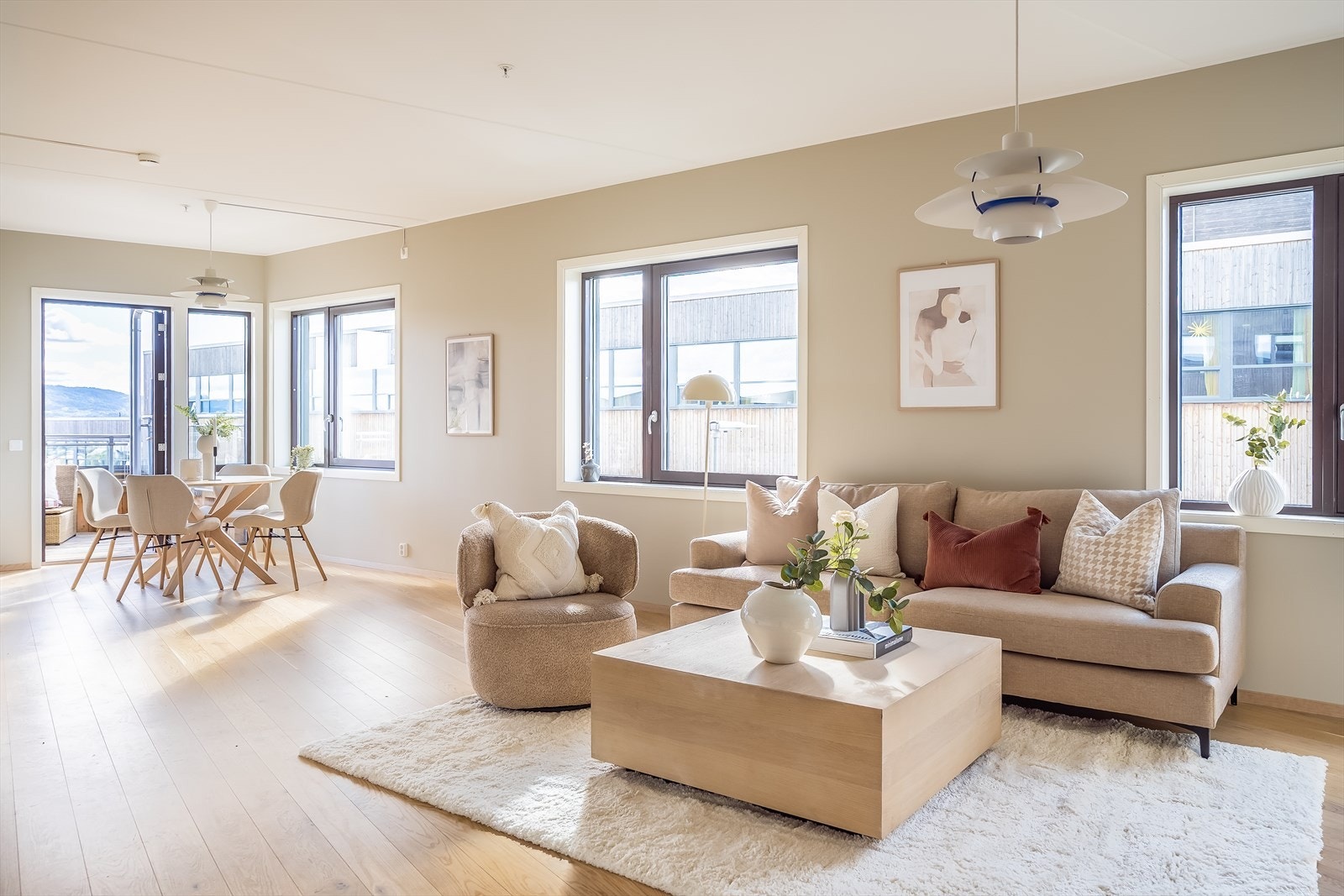 Stue og kjøkkenløsning måler hele 34 kvm - dette er virkelig hjertet av boligen! Galleribilde