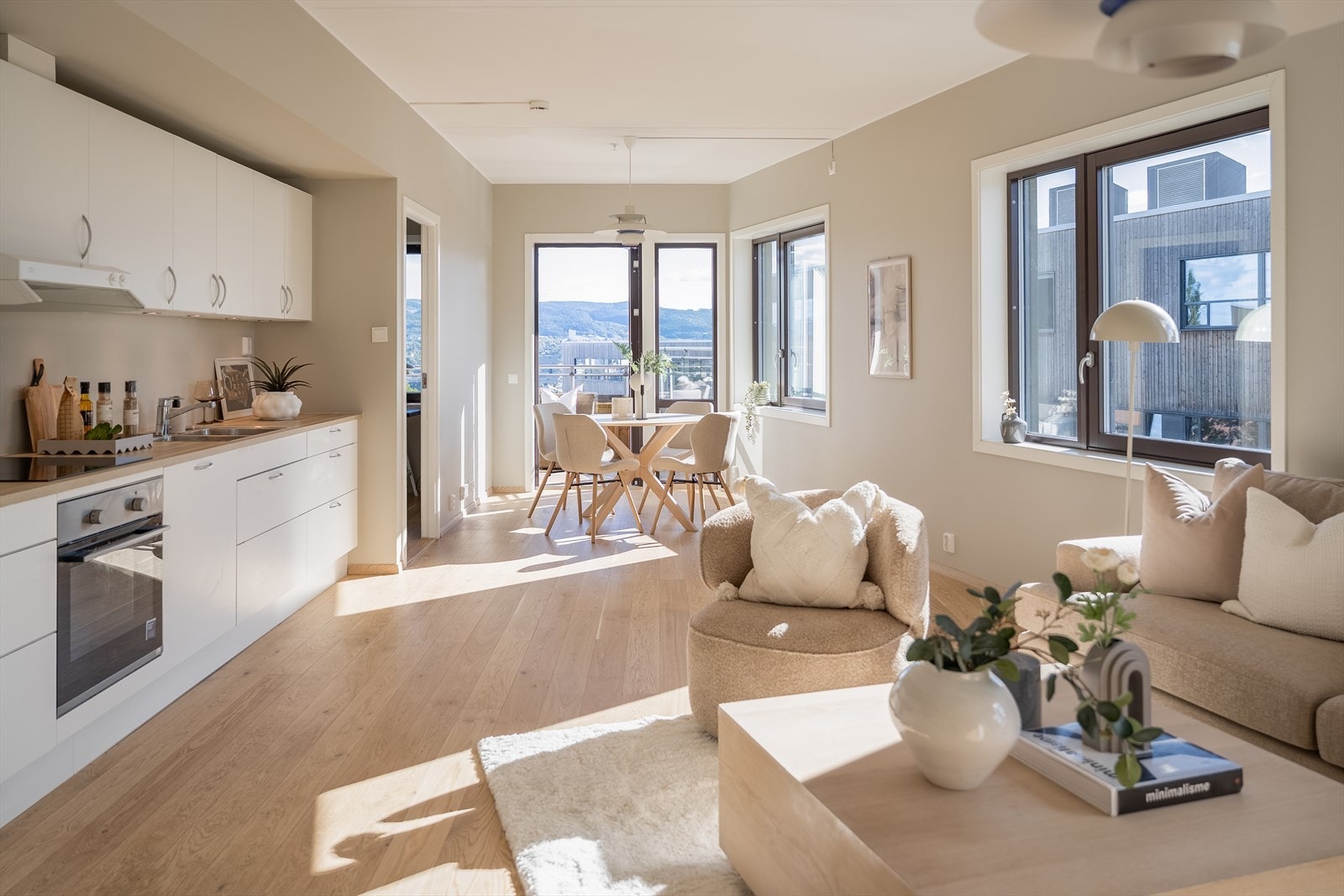 Den gode planløsningen og det romslige arealet bidrar til en naturlig plassering av både sofahjørne og spisebord. Galleribilde