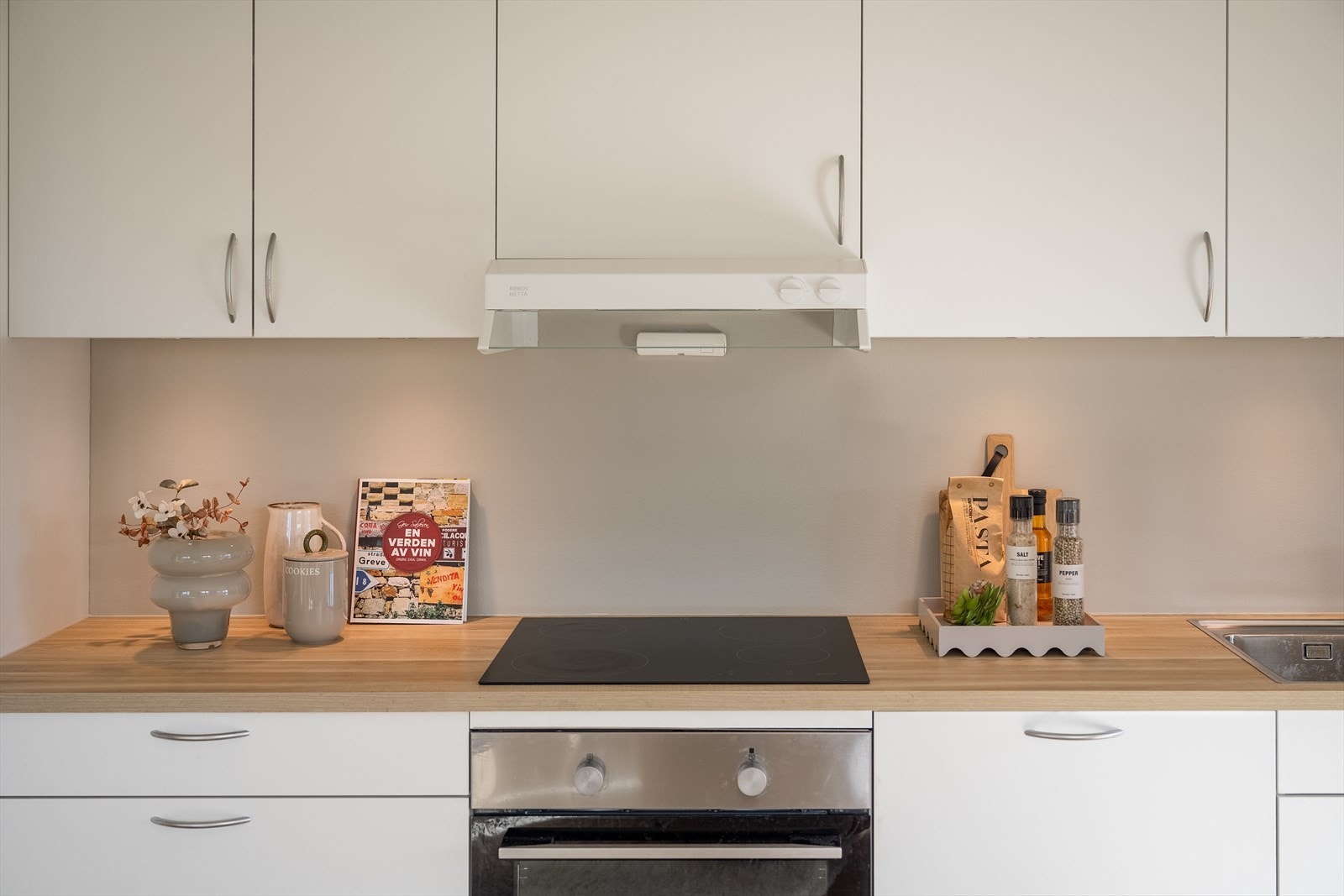 Kjøkkenet har en tidløs og meget flott innredning som består av over- og underskap med folierte fronter og skrog. Laminat benkeplate med nedsenket oppvaskkum og platetopp. Galleribilde