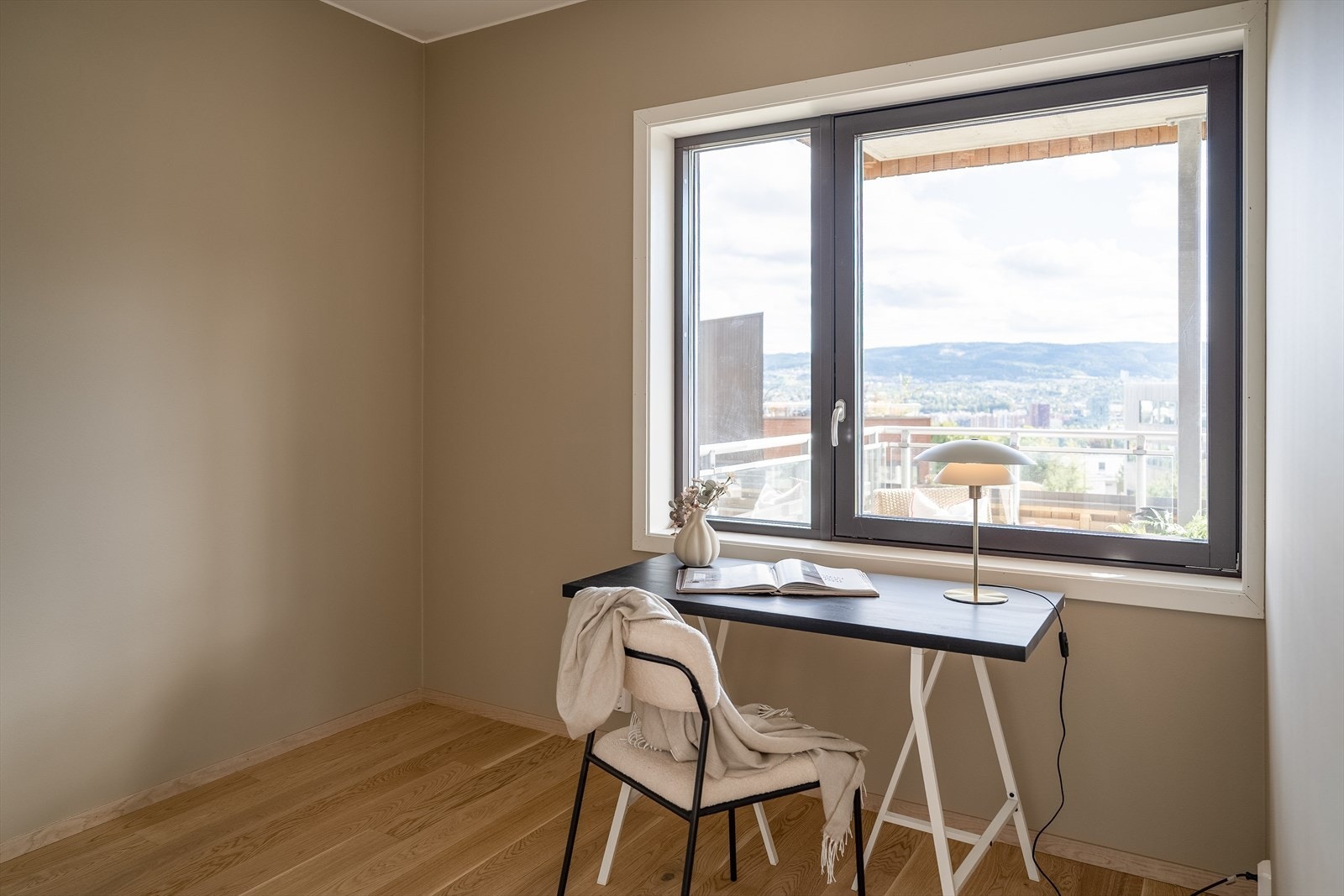 Leiligheten har totalt 3 soverom på hhv. 10,4, 9,3 og 8,7 kvm. Hovedsoverommet ligger i enden av leiligheten, skjermet fra de øvrige rommene, noe som gir en tilbaketrukket og privat sone. Galleribilde